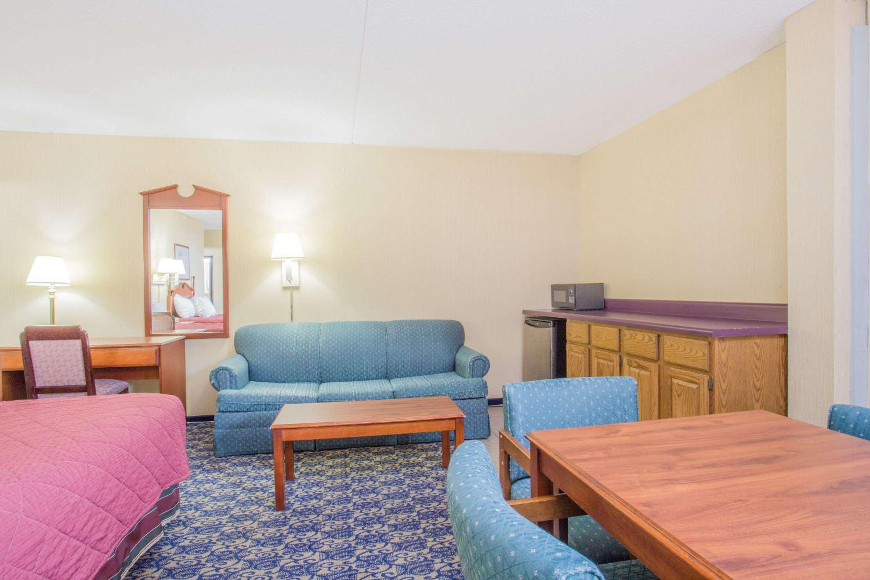 Studio Suite with Three Double Beds - Non-Smoking photo 2