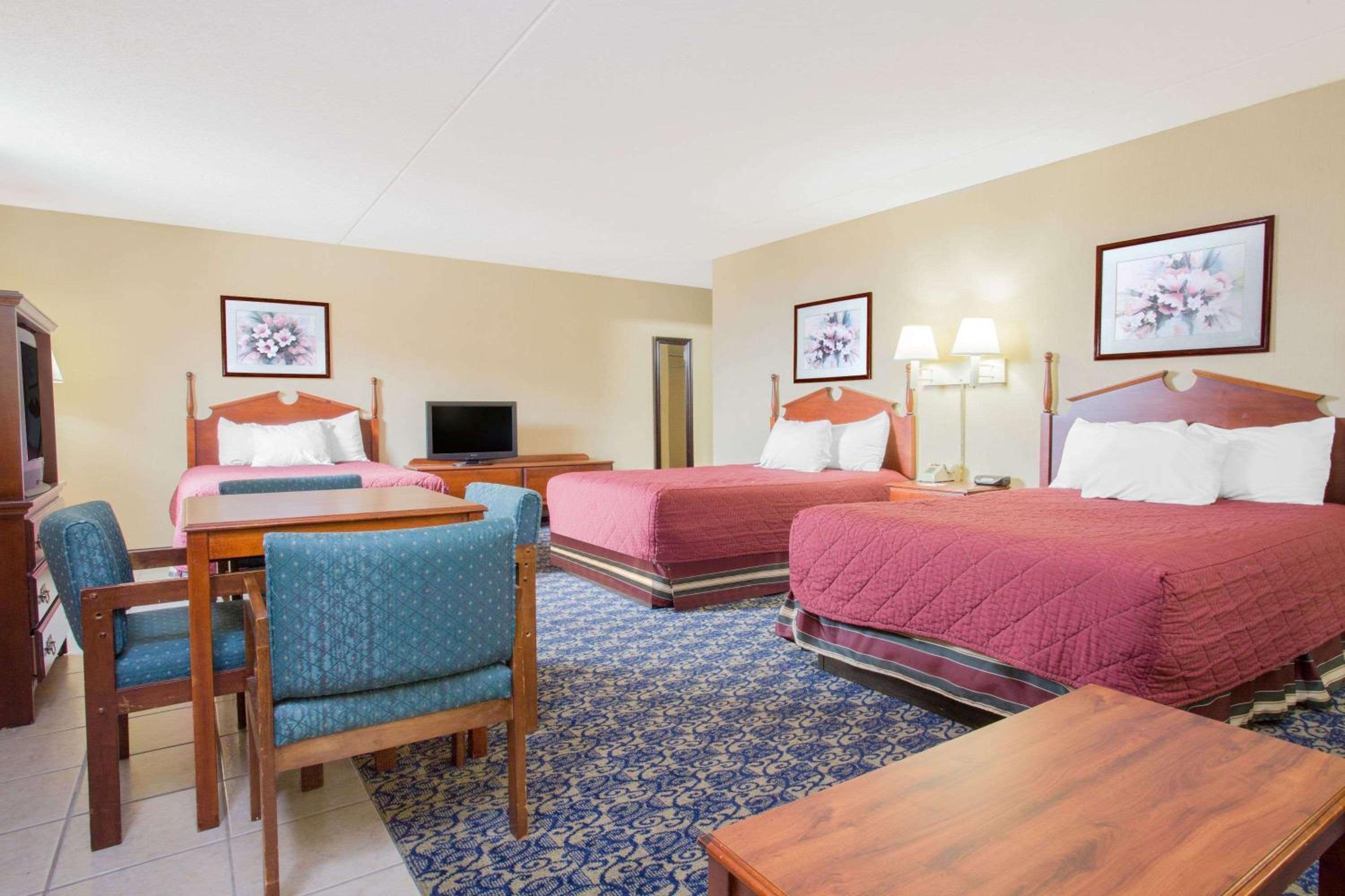 Studio Suite with Three Double Beds - Non-Smoking photo 1