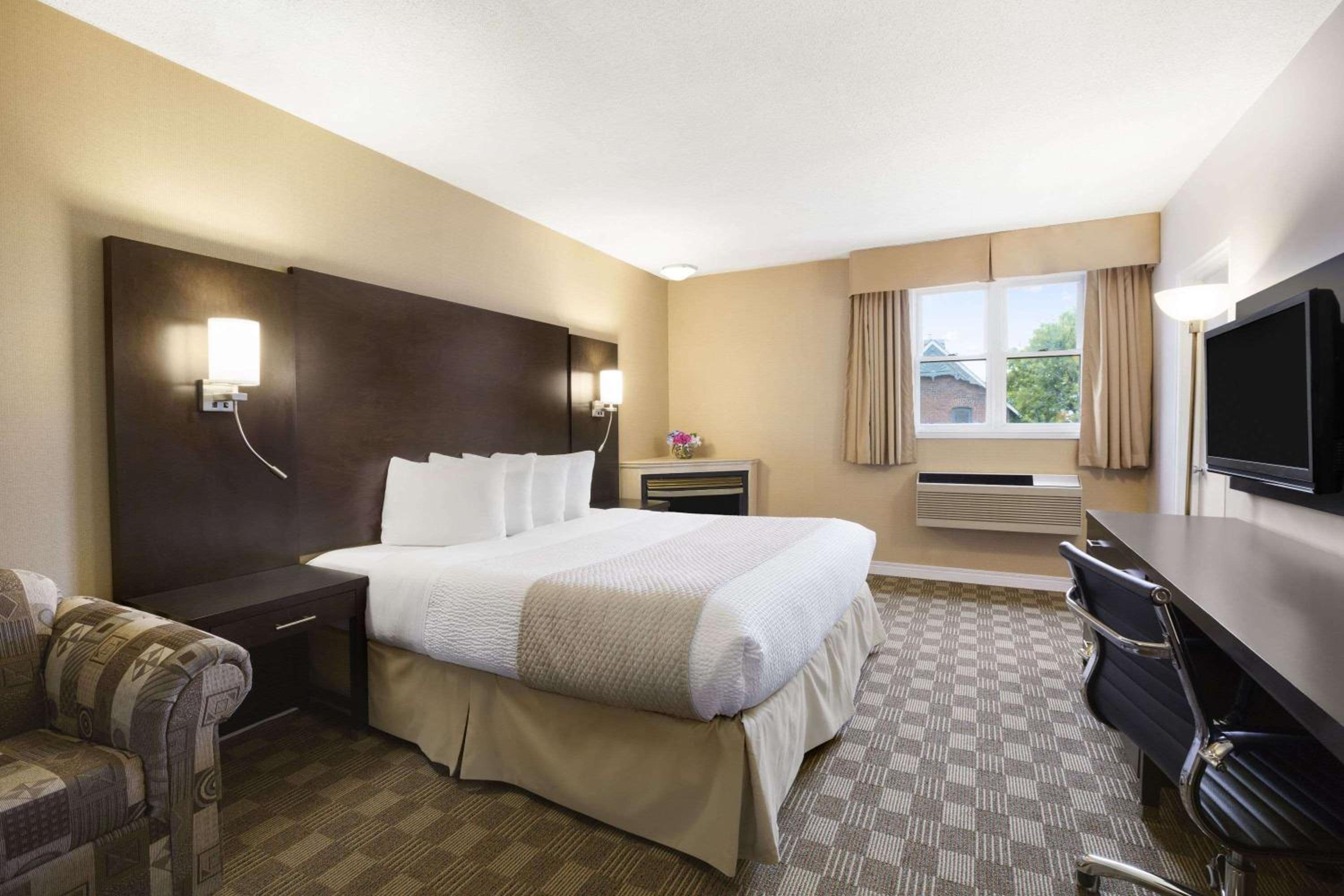 Junior King Suite - Non-Smoking - Photo 1