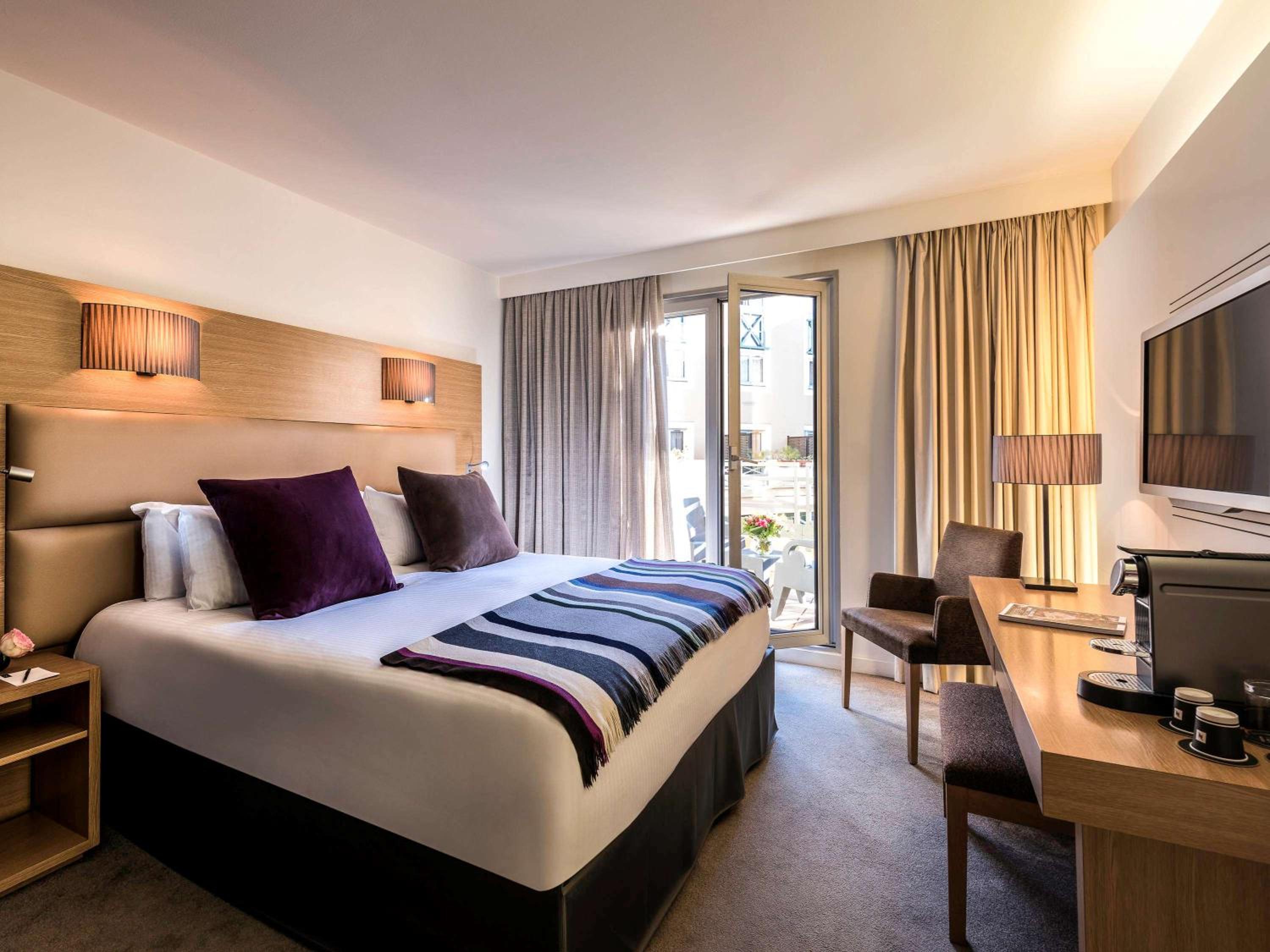 Deluxe Double Room With Terrace And Pool View