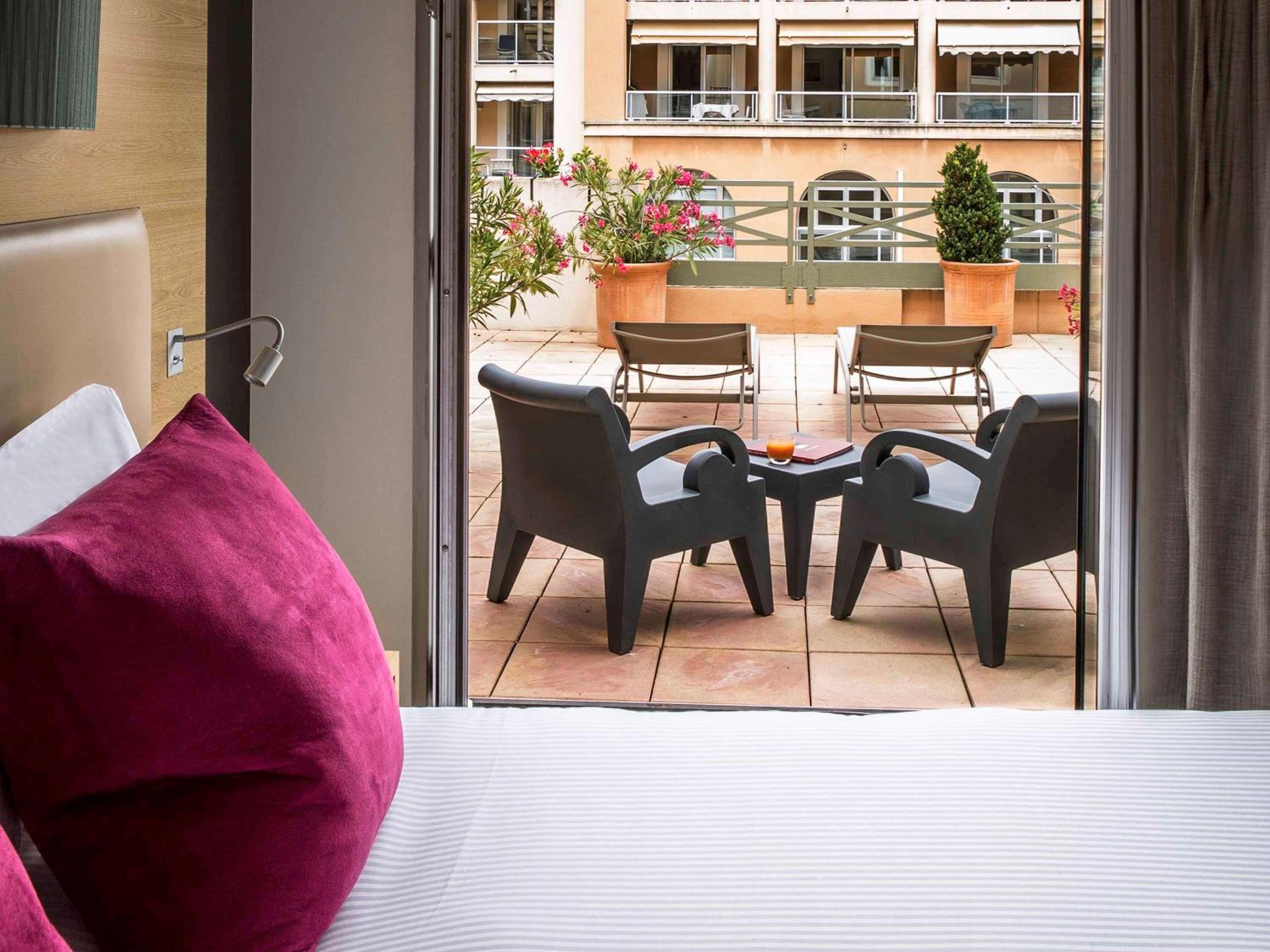 Deluxe Double Room With Terrace And Pool View