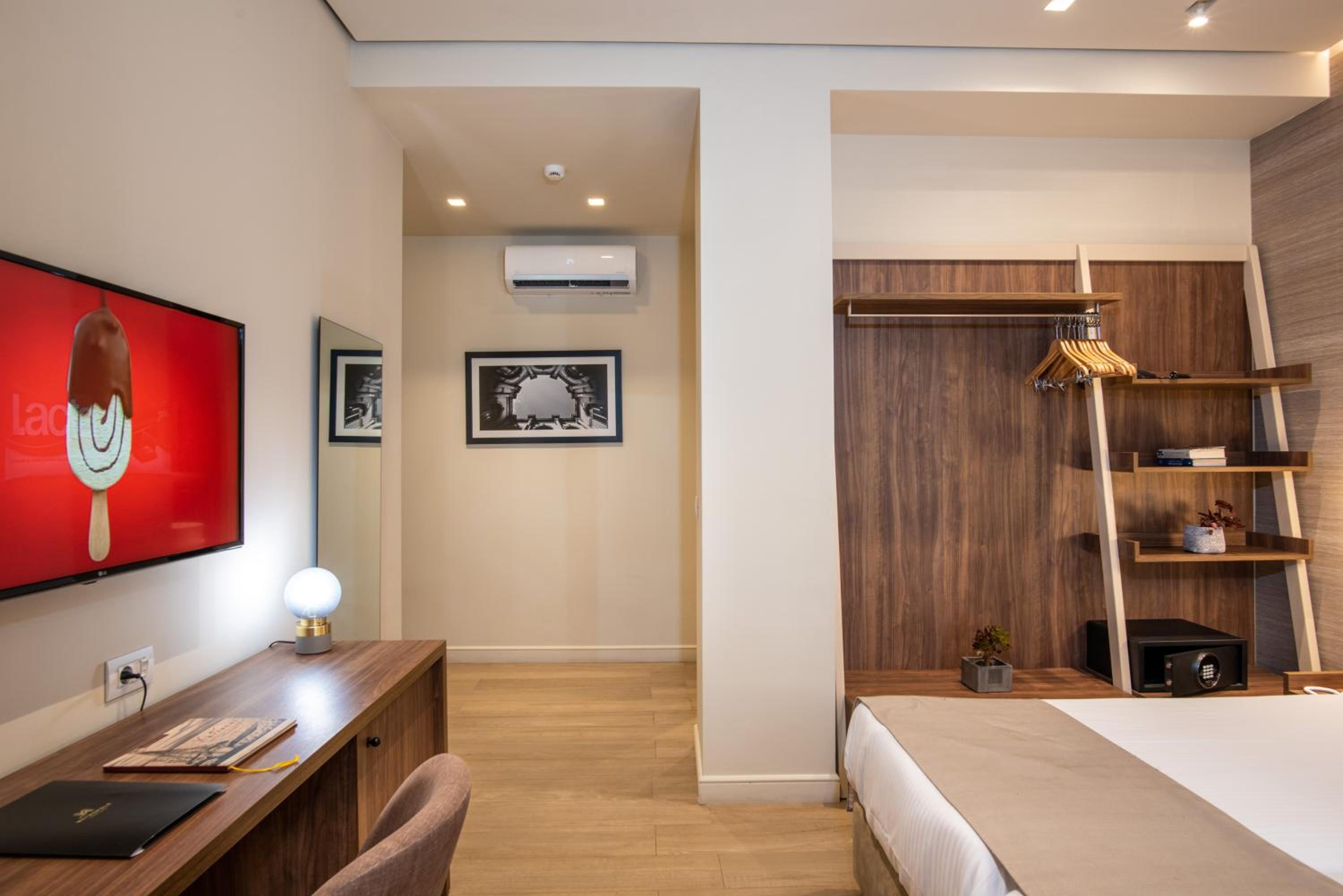 Standard Room with City View - Photo 4