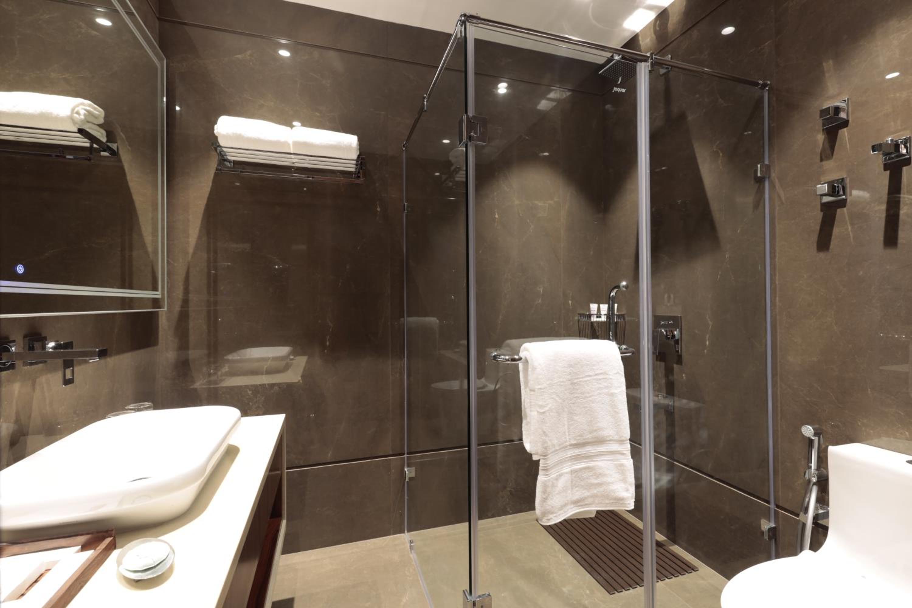 Standard King Room - Photo 4