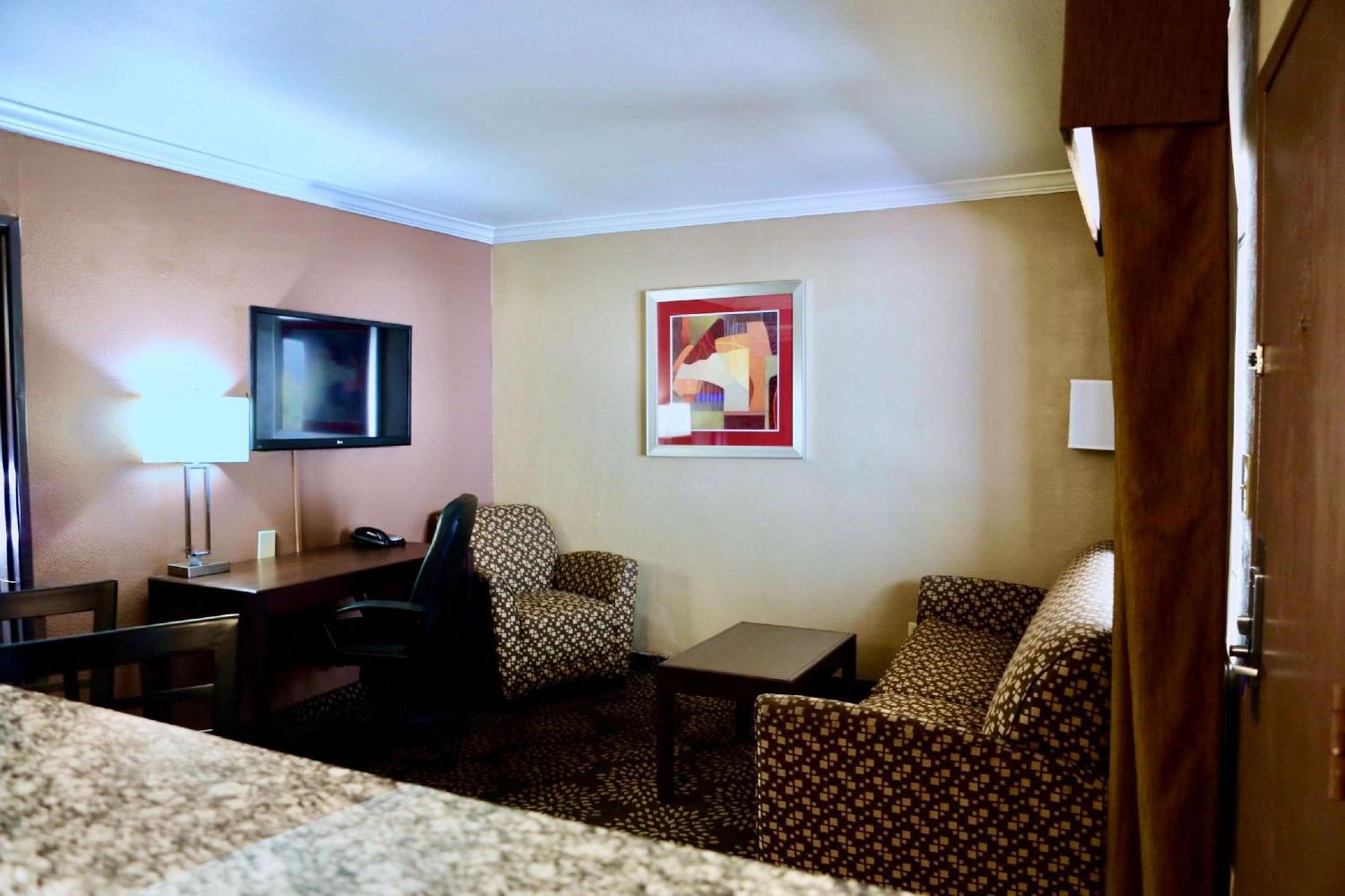 King Suite with Sofa Bed - Non-Smoking - Photo 4