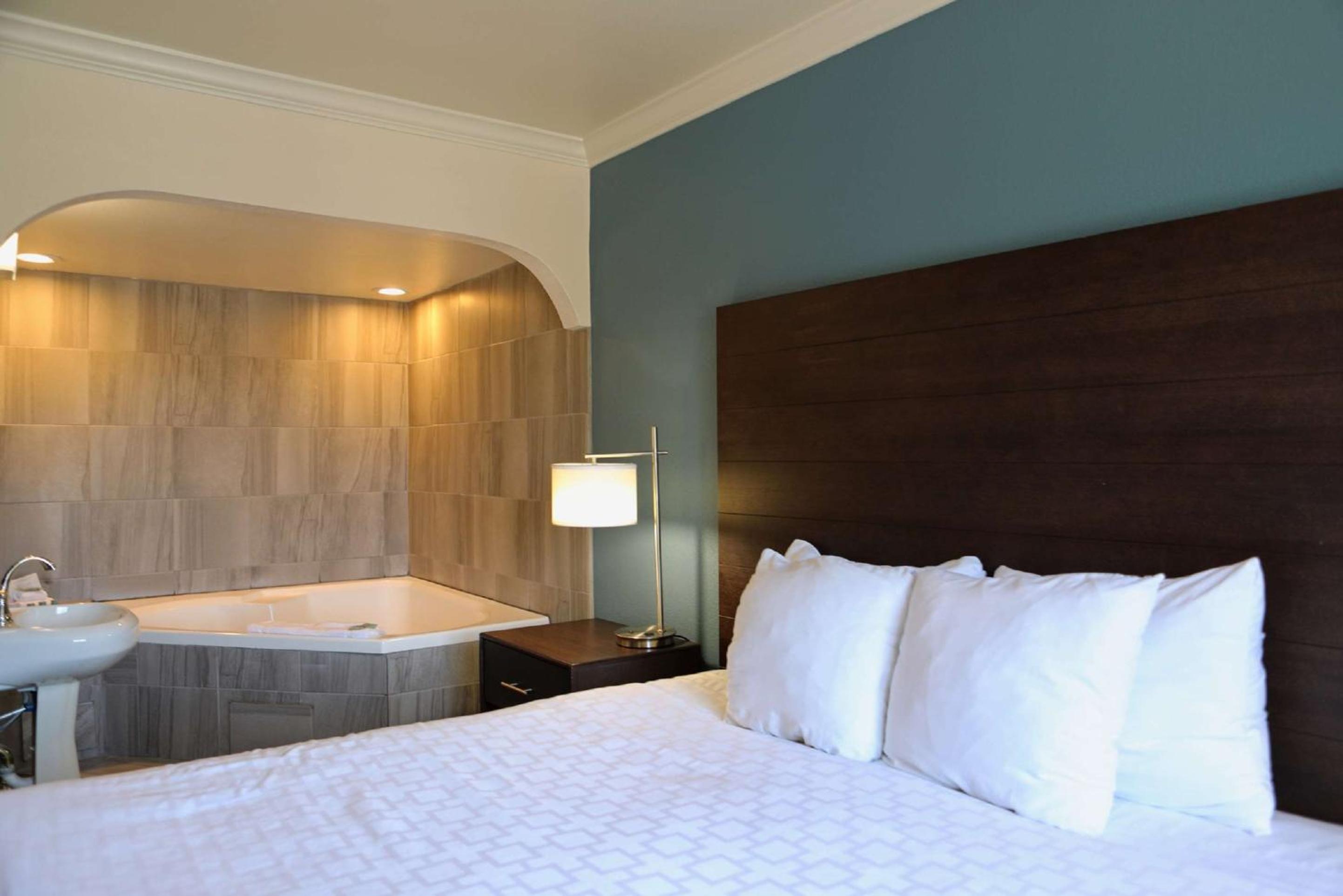 King Suite with Jacuzzi  - Photo 3