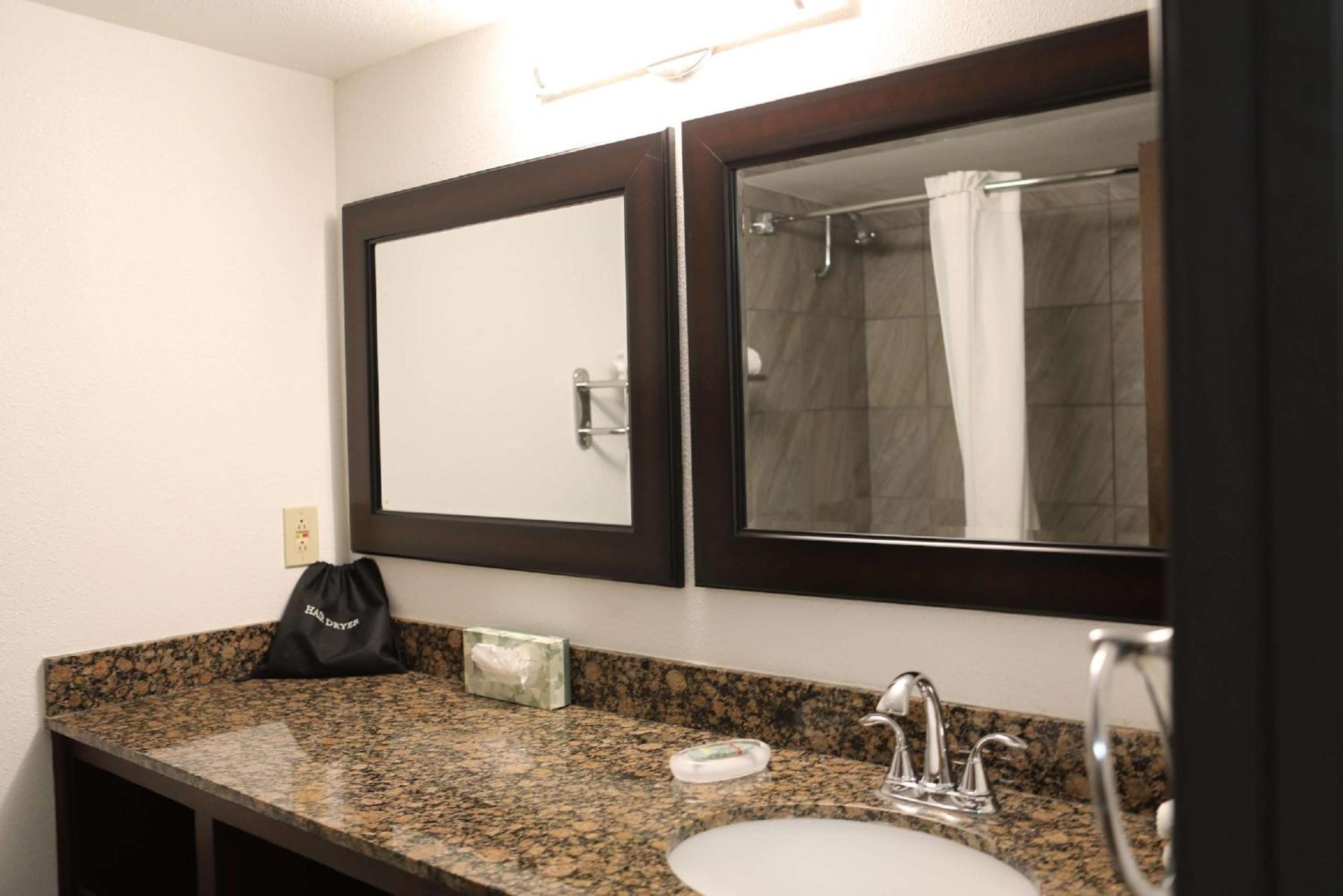 King Room - Non-Smoking - Photo 4