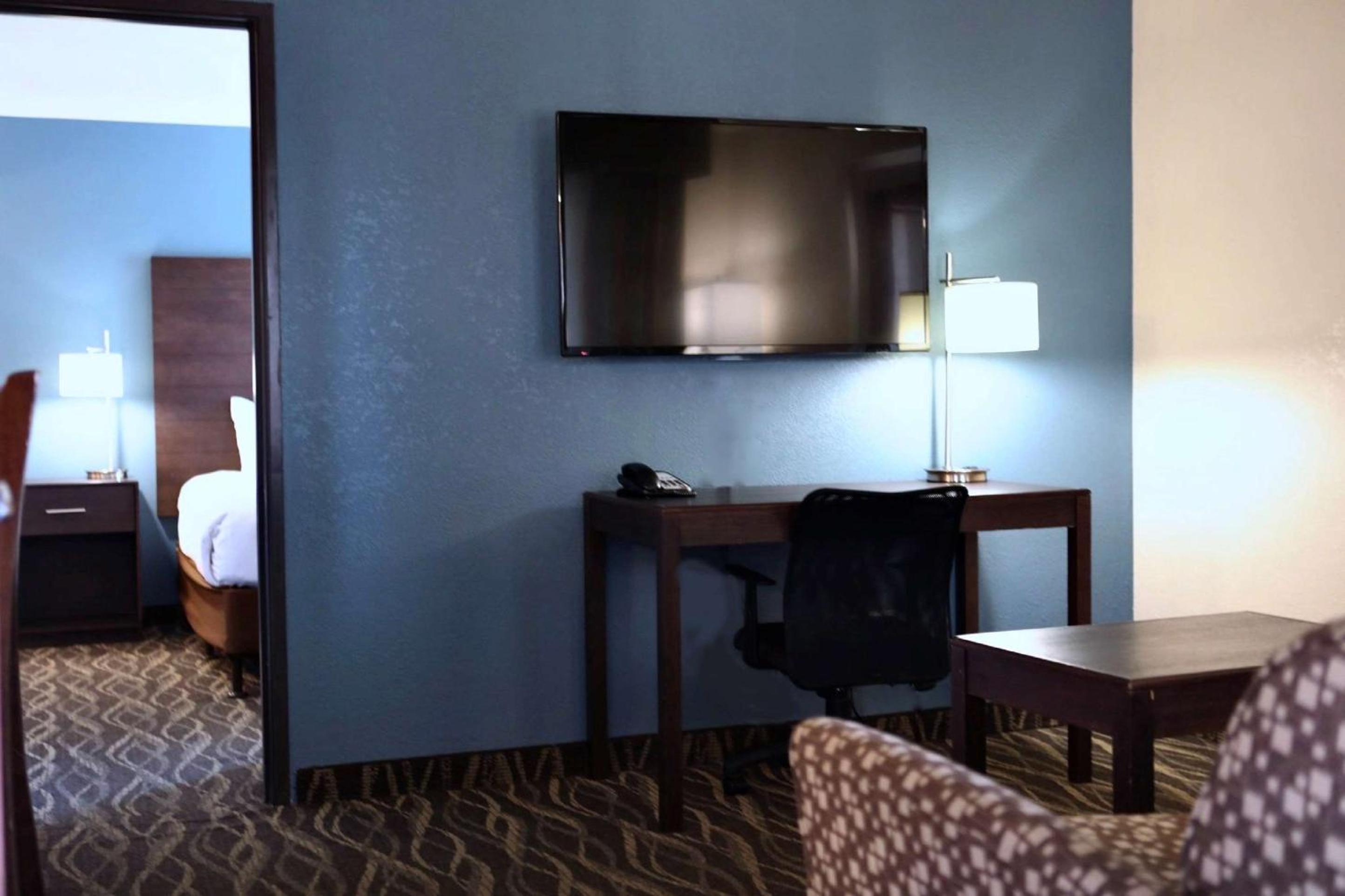 King Suite with Jacuzzi  - Photo 4