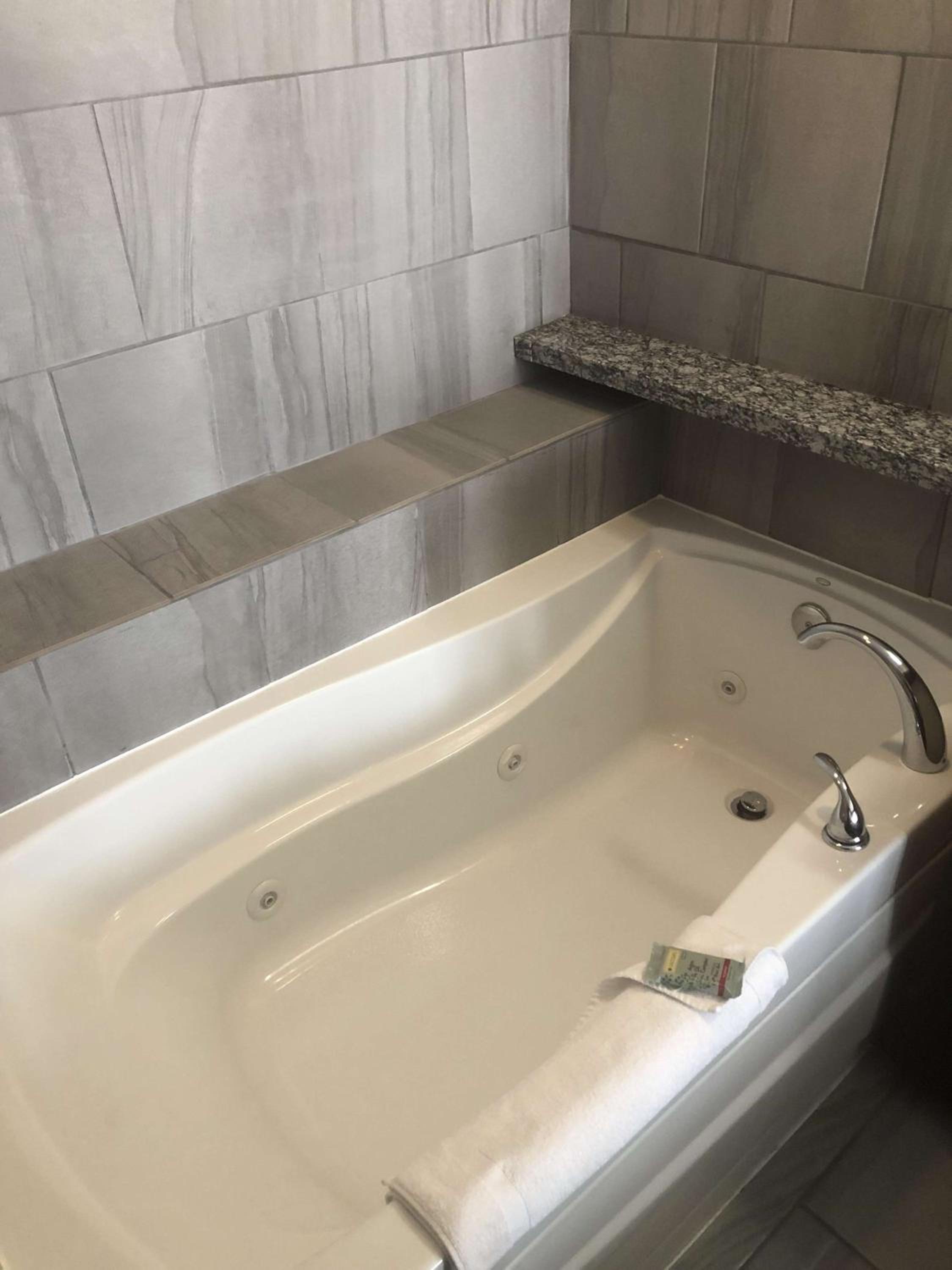 King Suite with Jacuzzi  - Photo 5