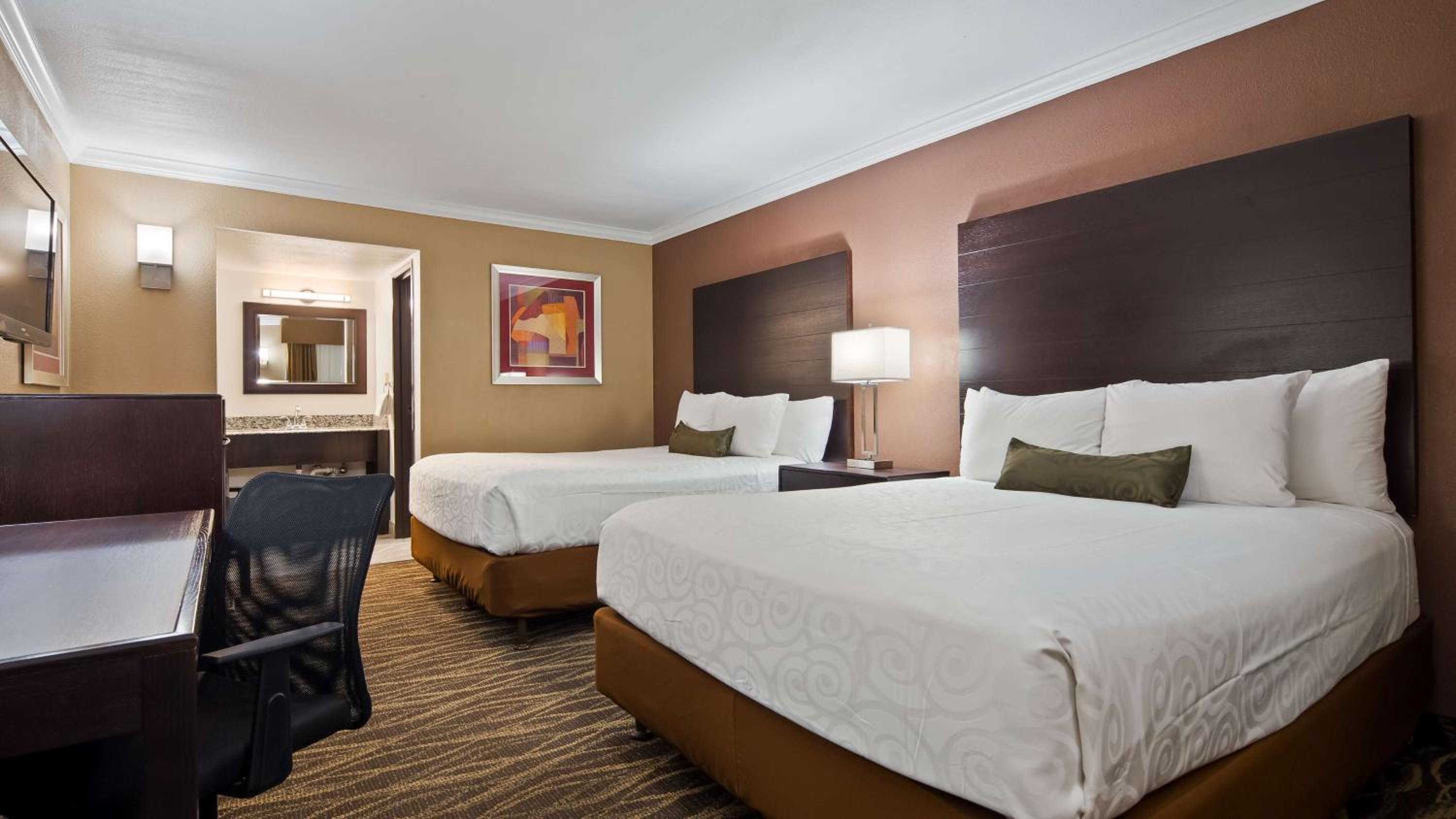 Queen Room with Two Queen Beds - Non-Smoking - Photo 3