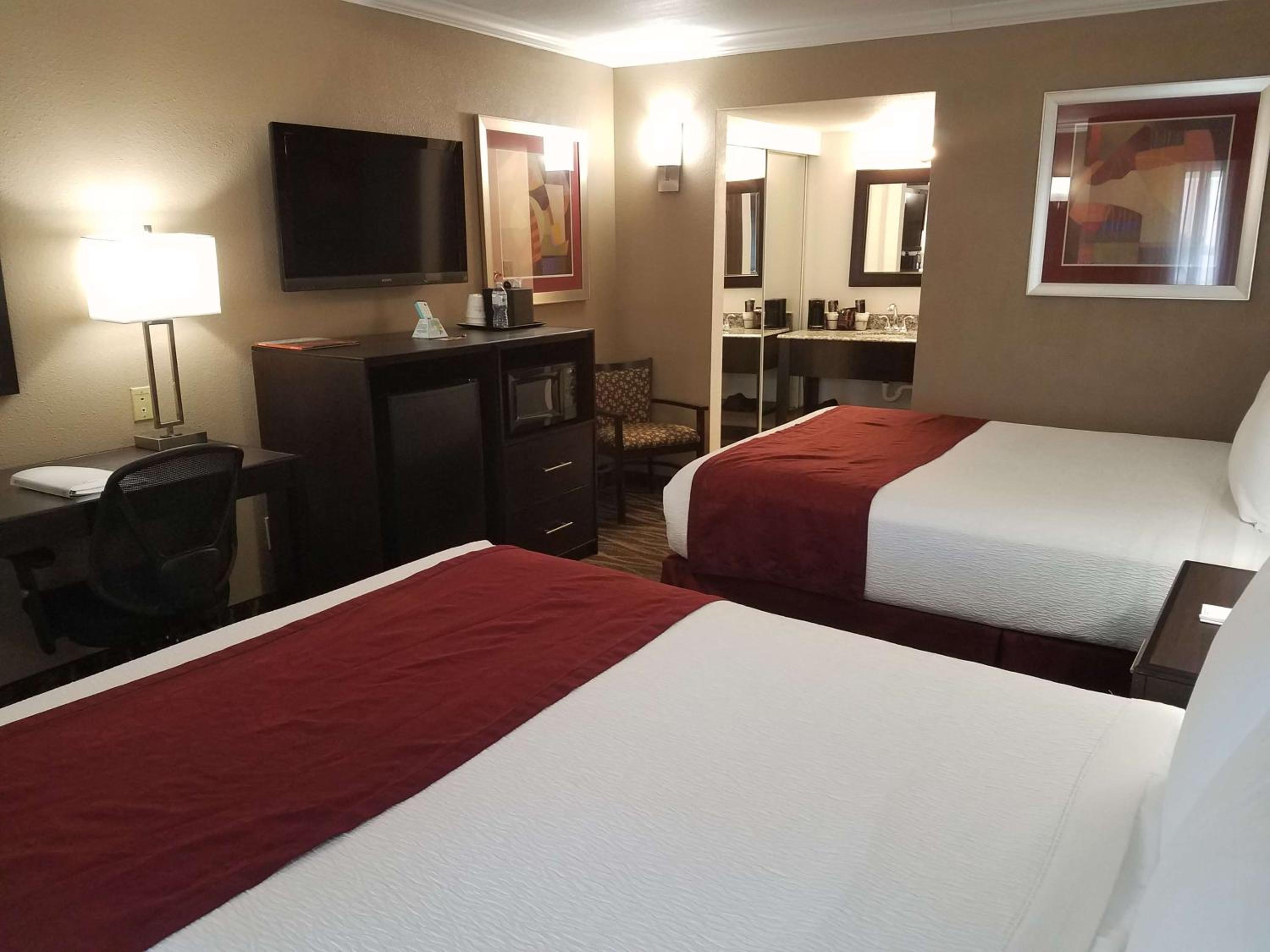 Queen Room with Two Queen Beds - Non-Smoking - Photo 1