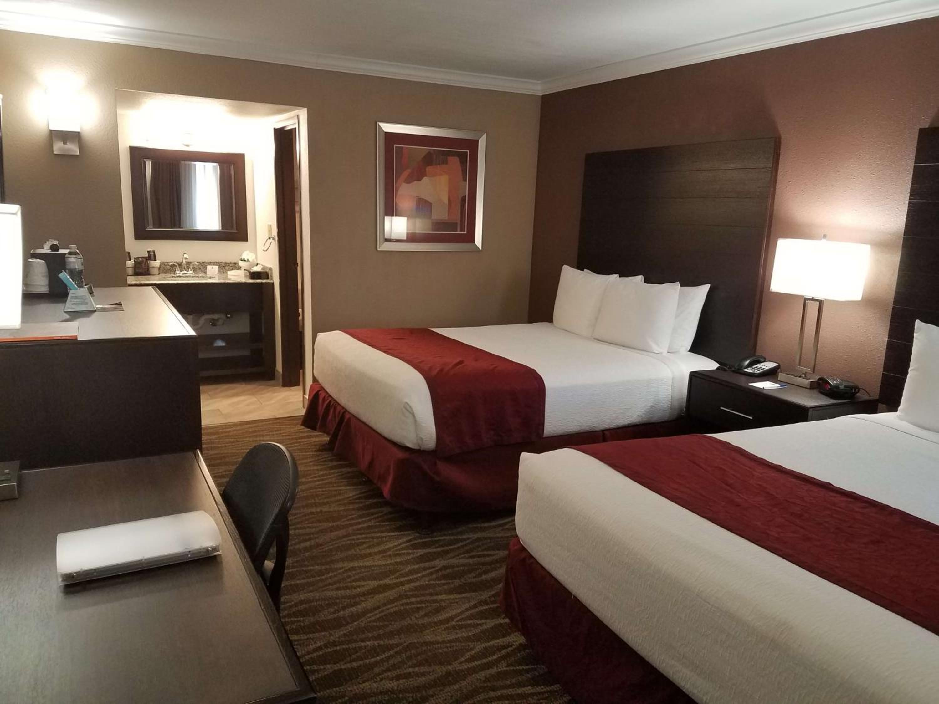 Queen Room with Two Queen Beds - Non-Smoking - Photo 4