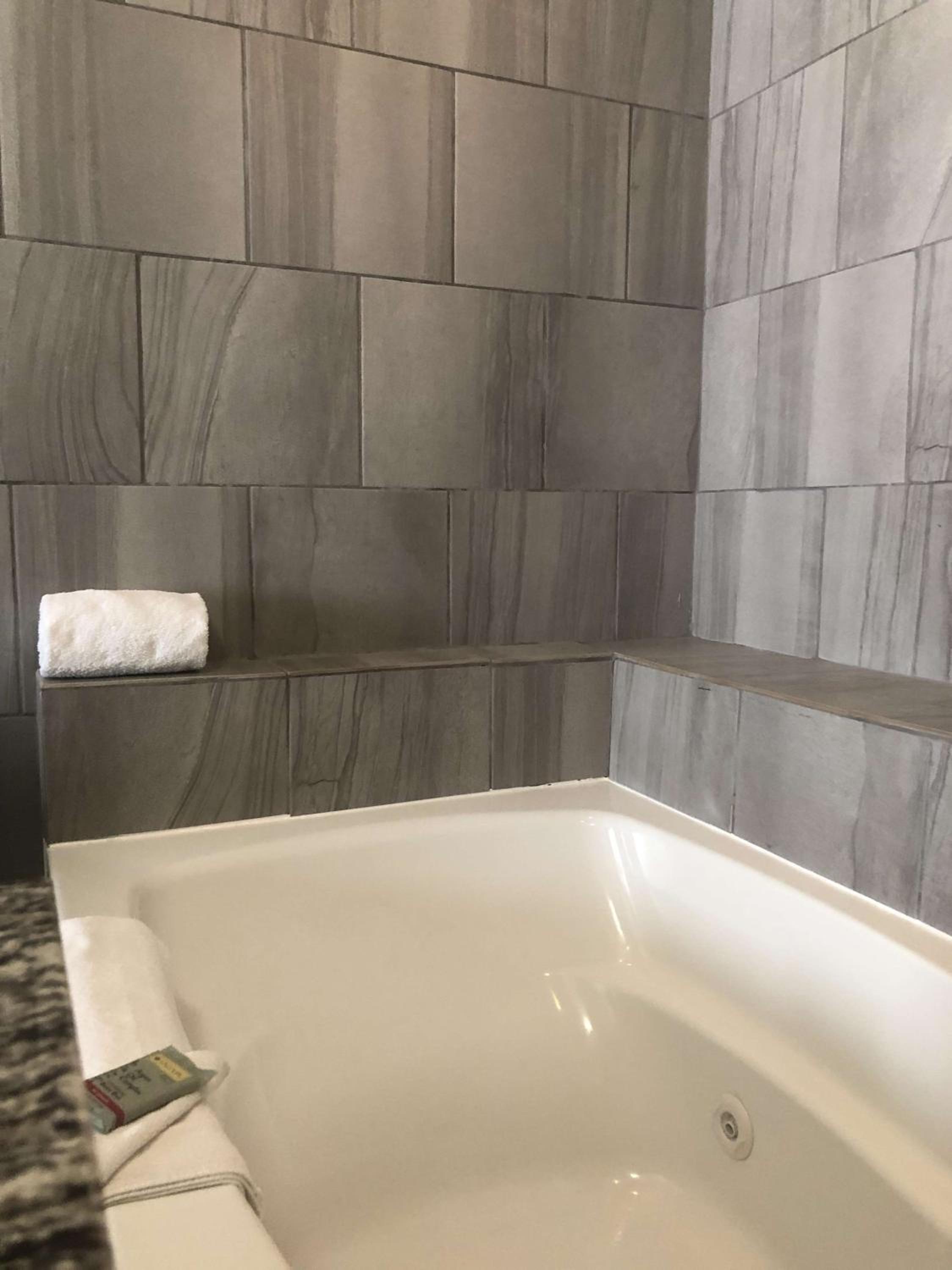 King Suite with Sofa Bed and Jacuzzi - Photo 5