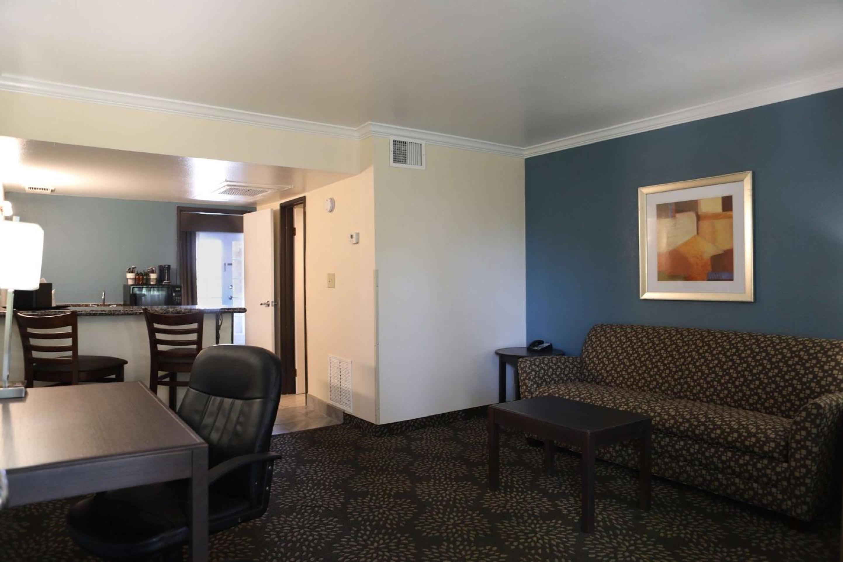 King Suite with Sofa Bed, Spa Bath and Balcony- Non-Smoking - Photo 3