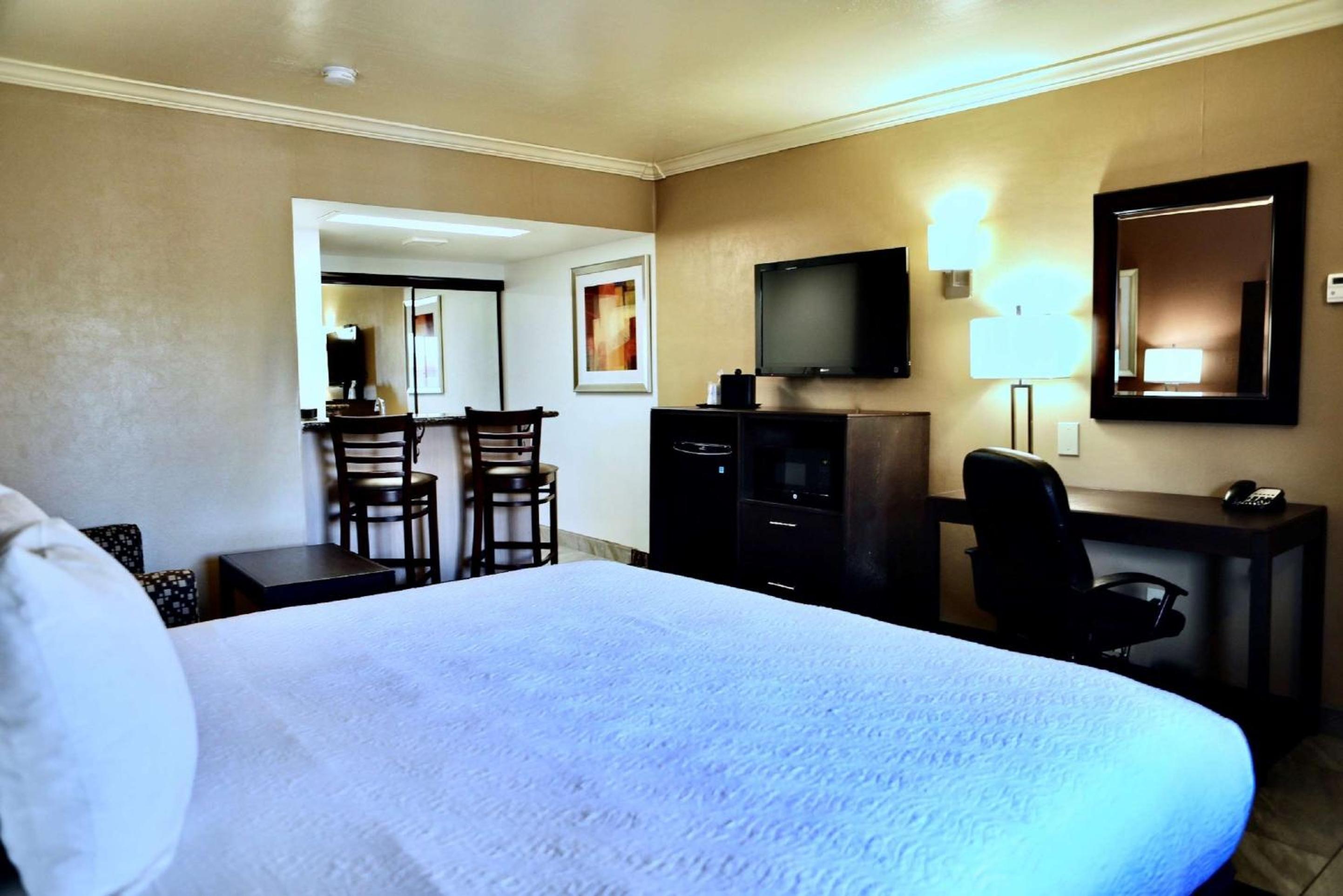 King Room - Non-Smoking - Photo 8