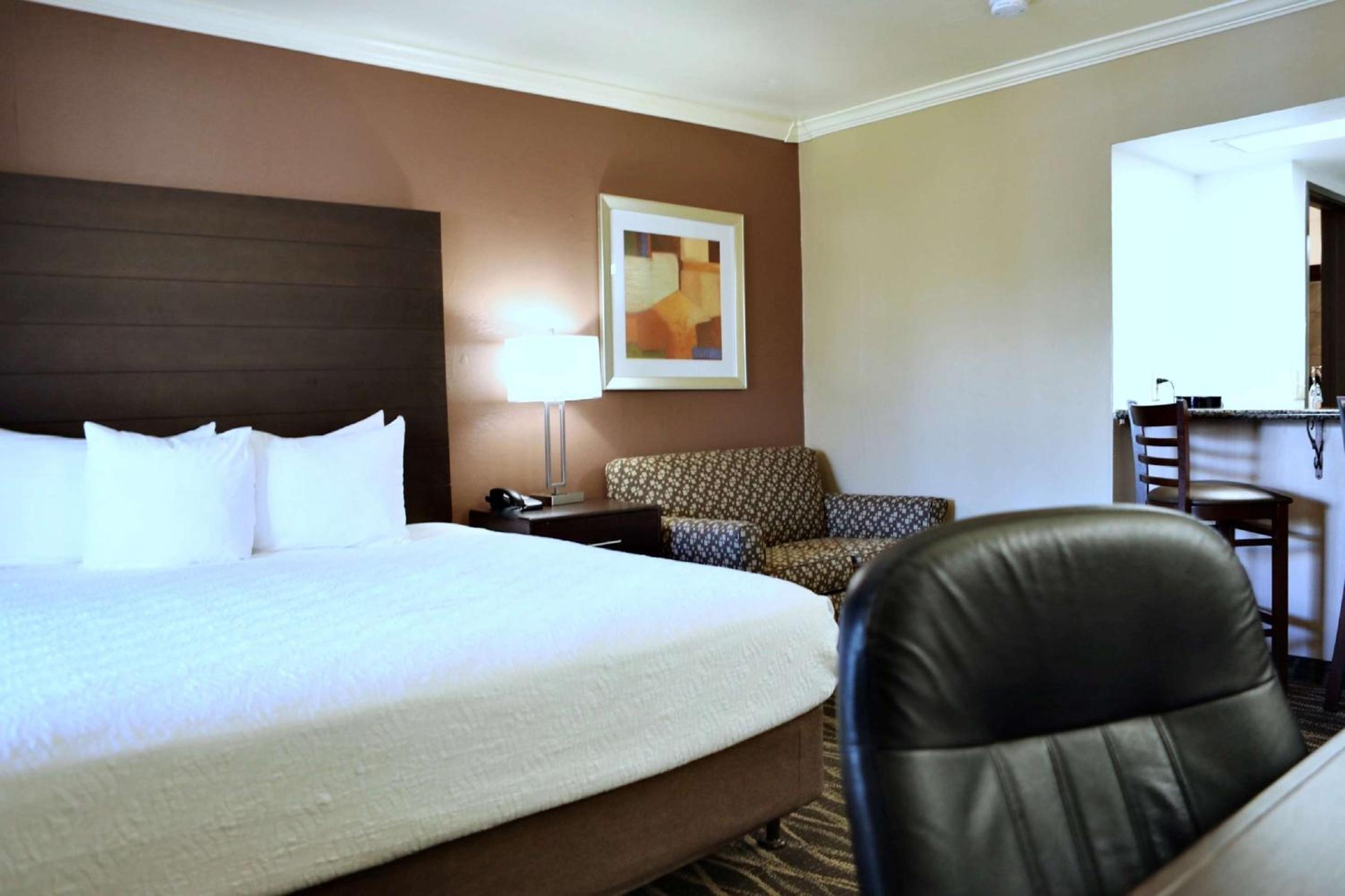 King Room - Non-Smoking - Photo 1