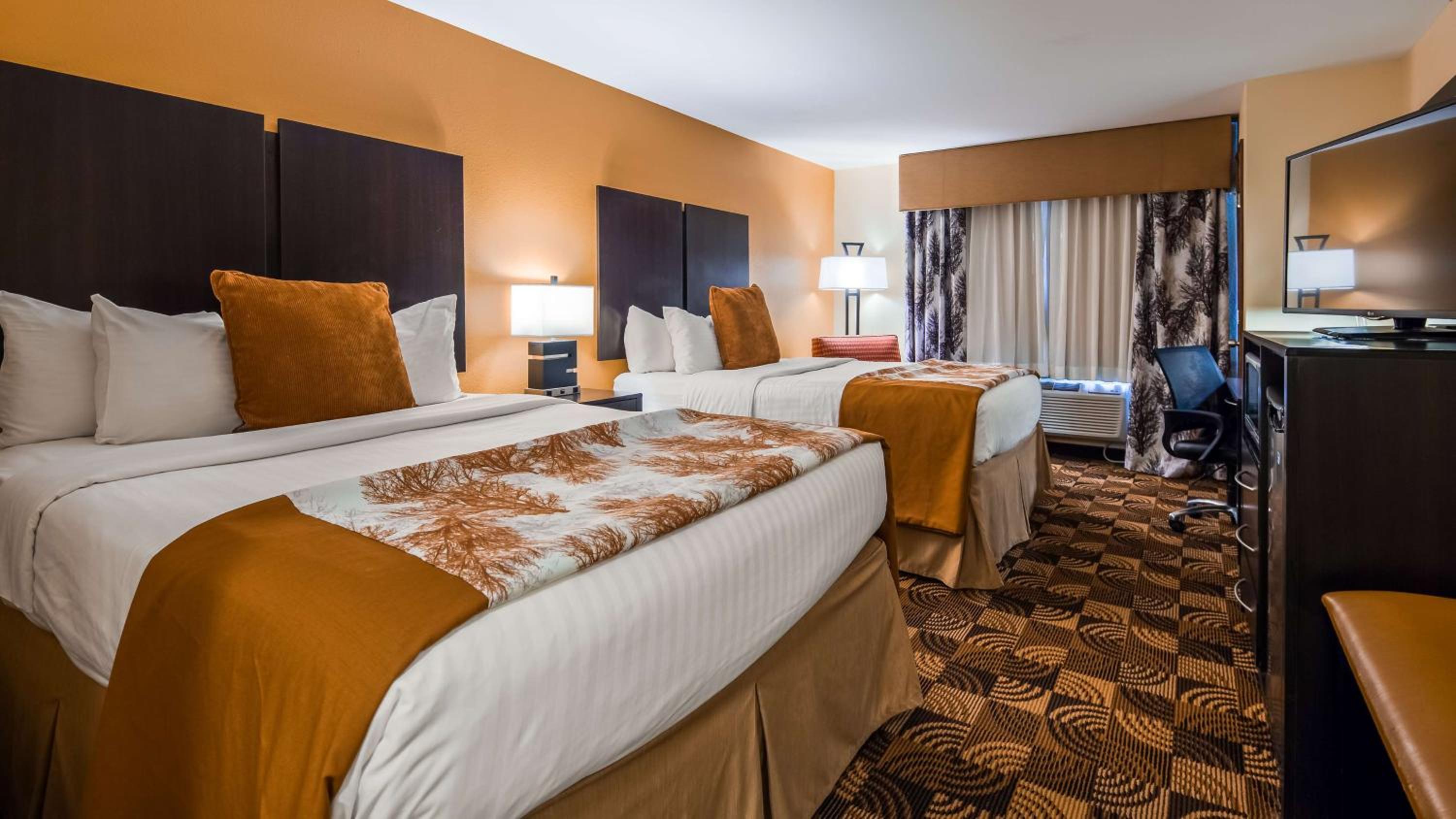 Queen Room with Two Queen Beds - Non-Smoking - Photo 2