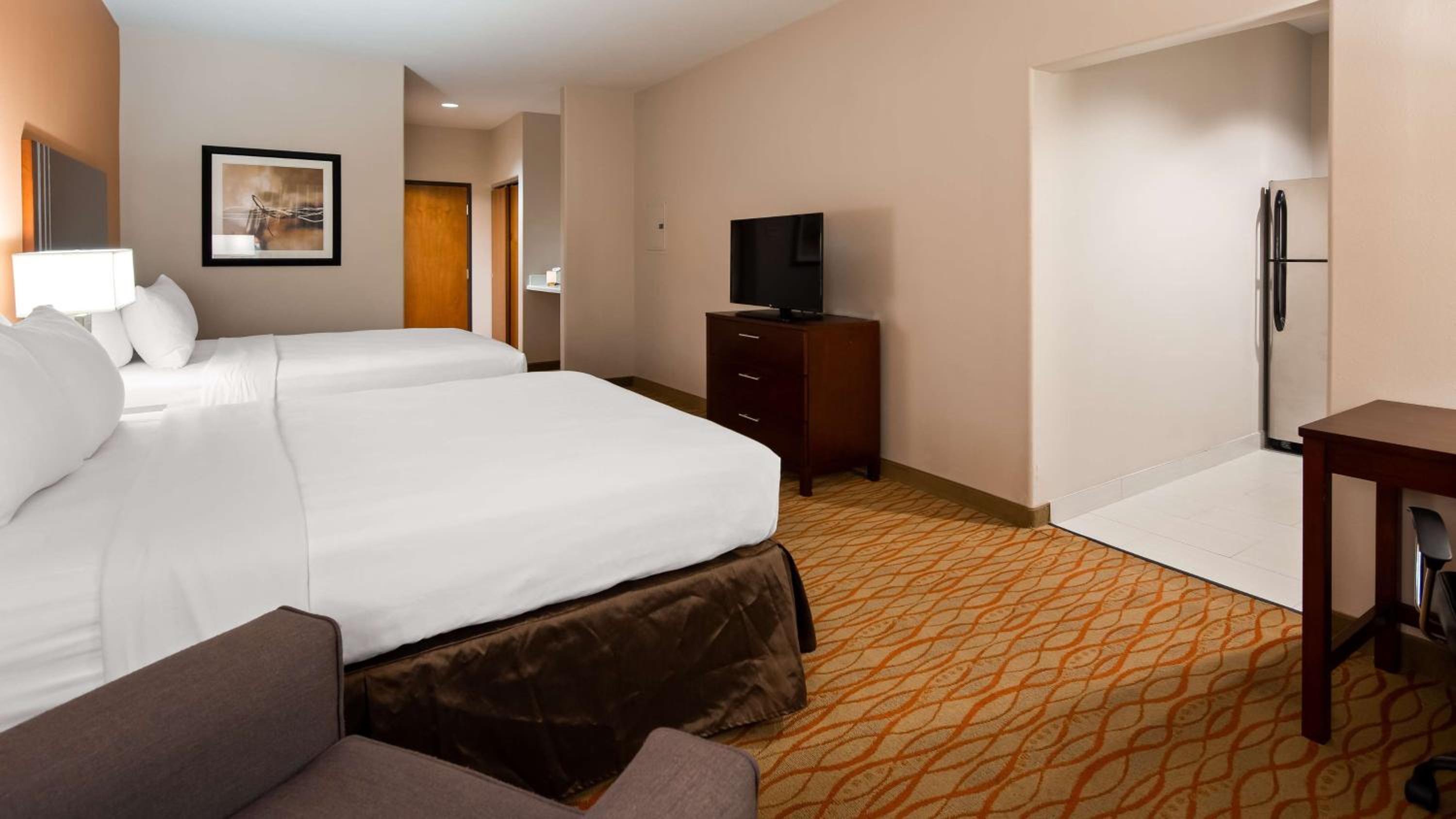 Queen Room with Two Queen Beds and Kitchenette photo 2