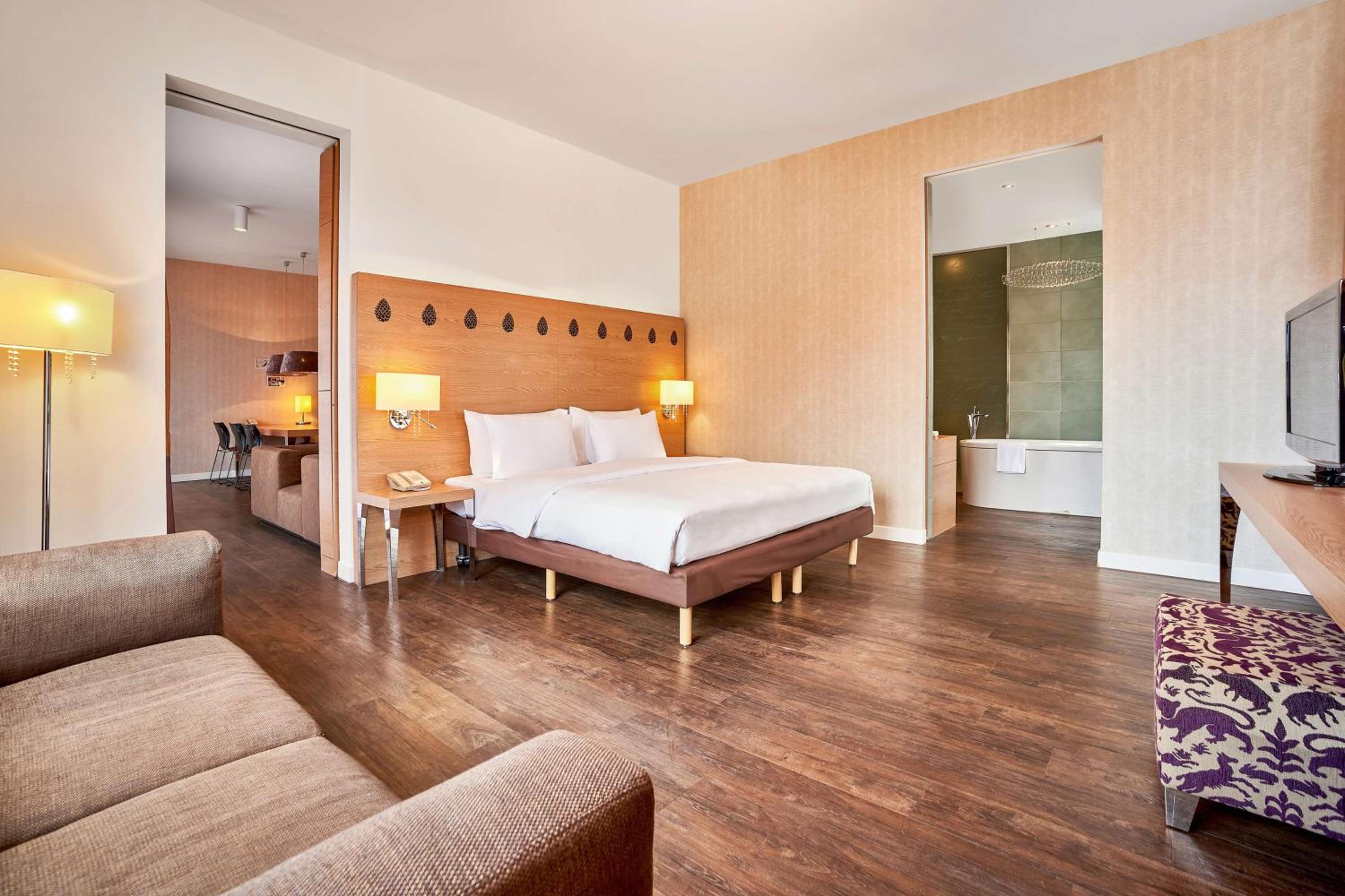 Suite - Photo 2