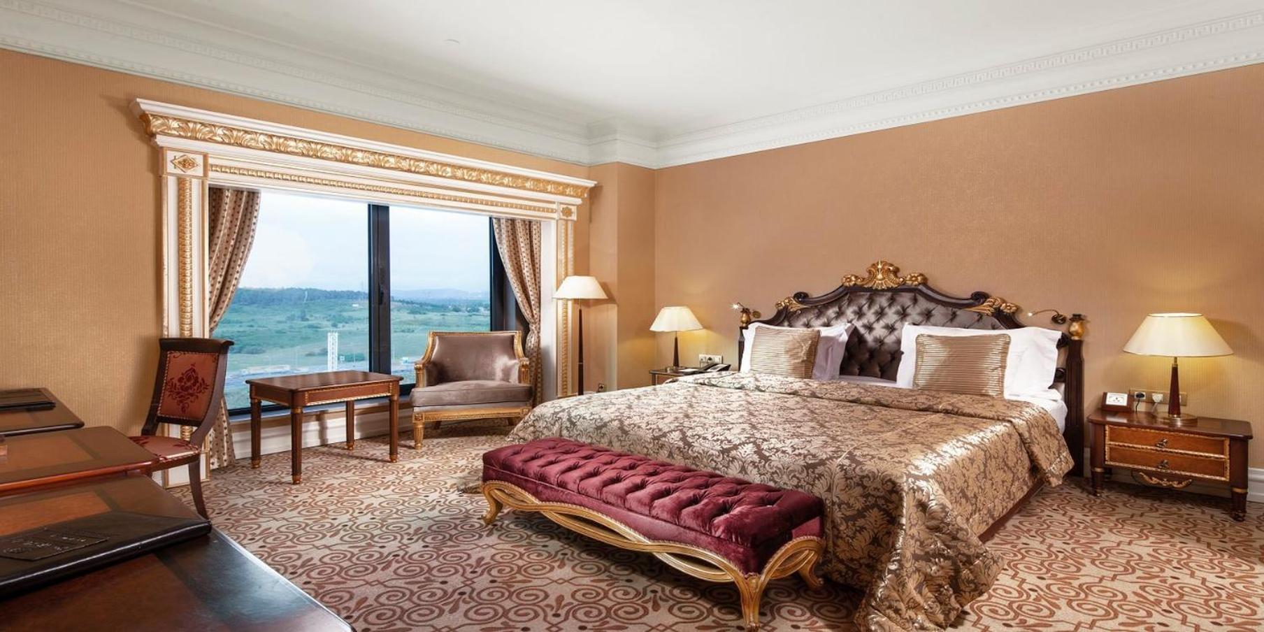 Suite with Spa Bath - Club Lounge Access photo 3