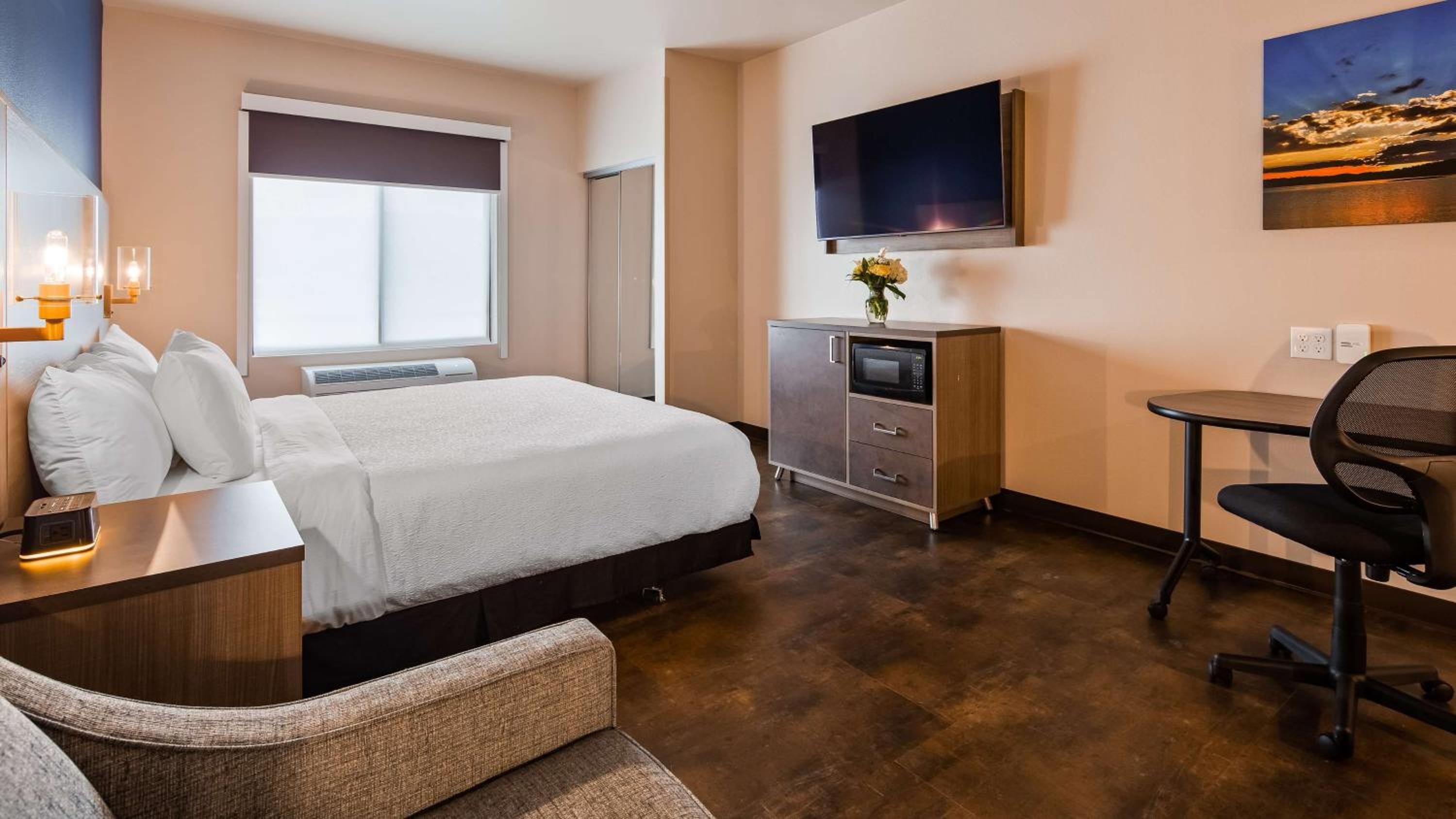 One-Bedroom King Suite - Photo 5