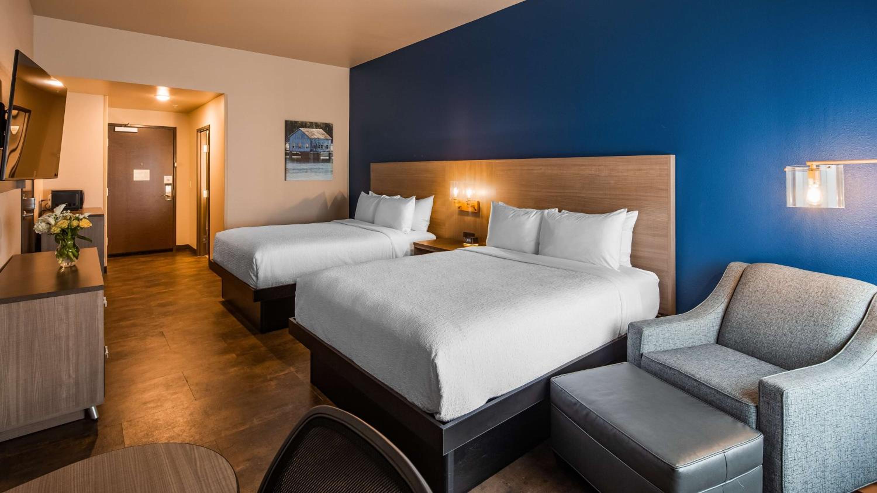 Queen Room with Two Queen Beds and Bath Tub - Disability Access - Photo 1