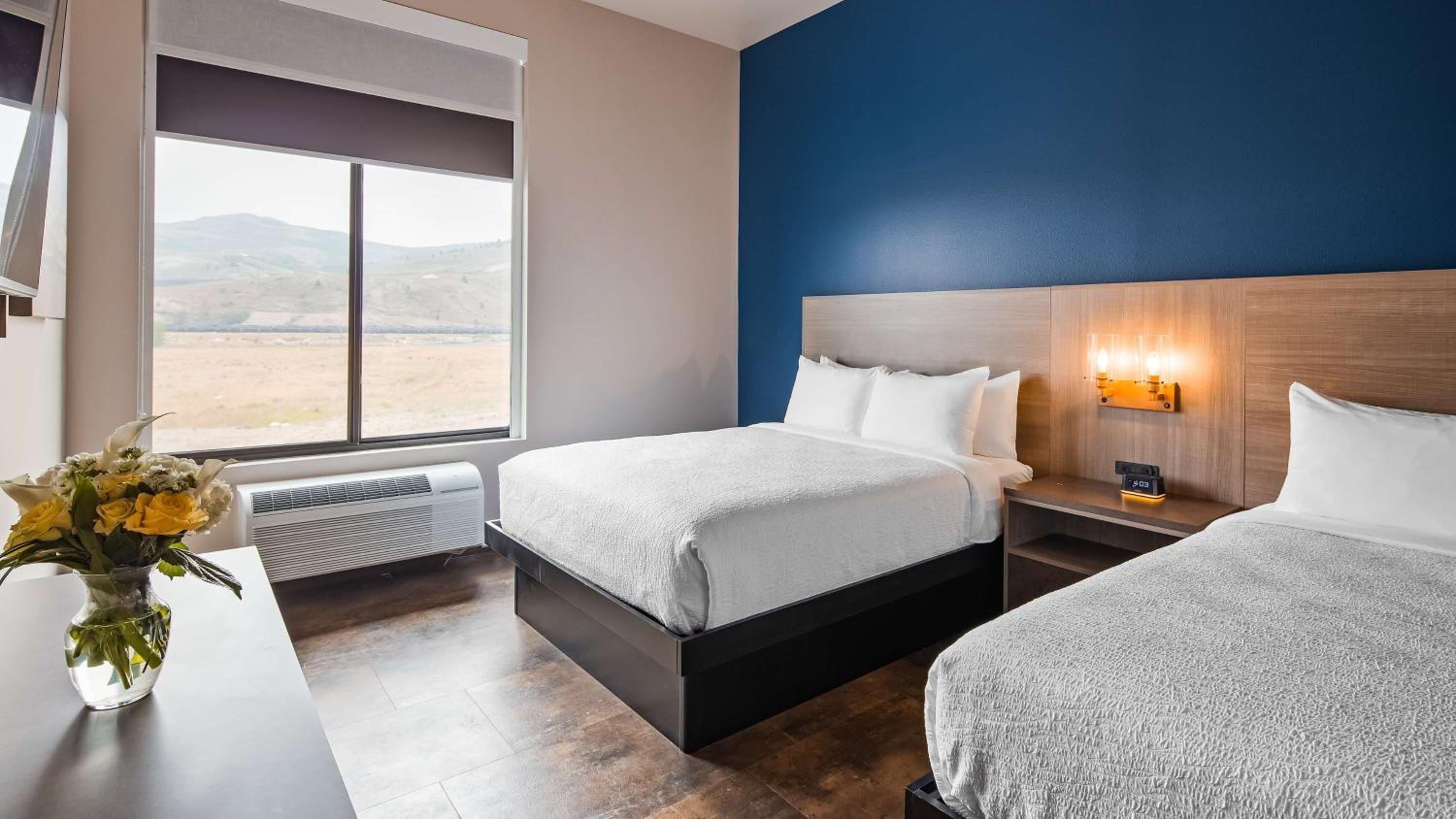 Queen Room with Two Queen Beds and Bath Tub - Disability Access - Photo 3