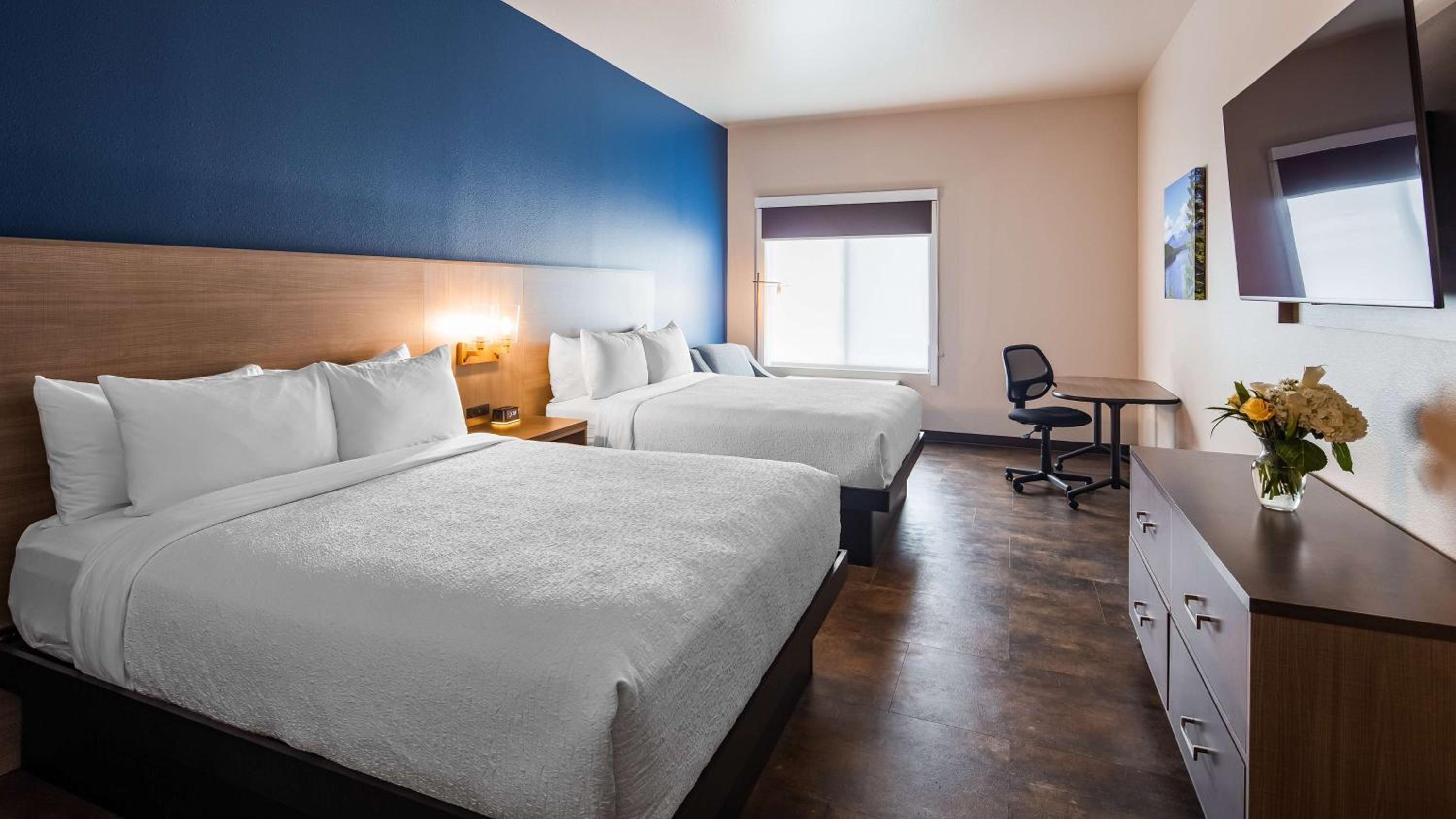 Queen Room with Two Queen Beds and Bath Tub - Disability Access - Photo 4