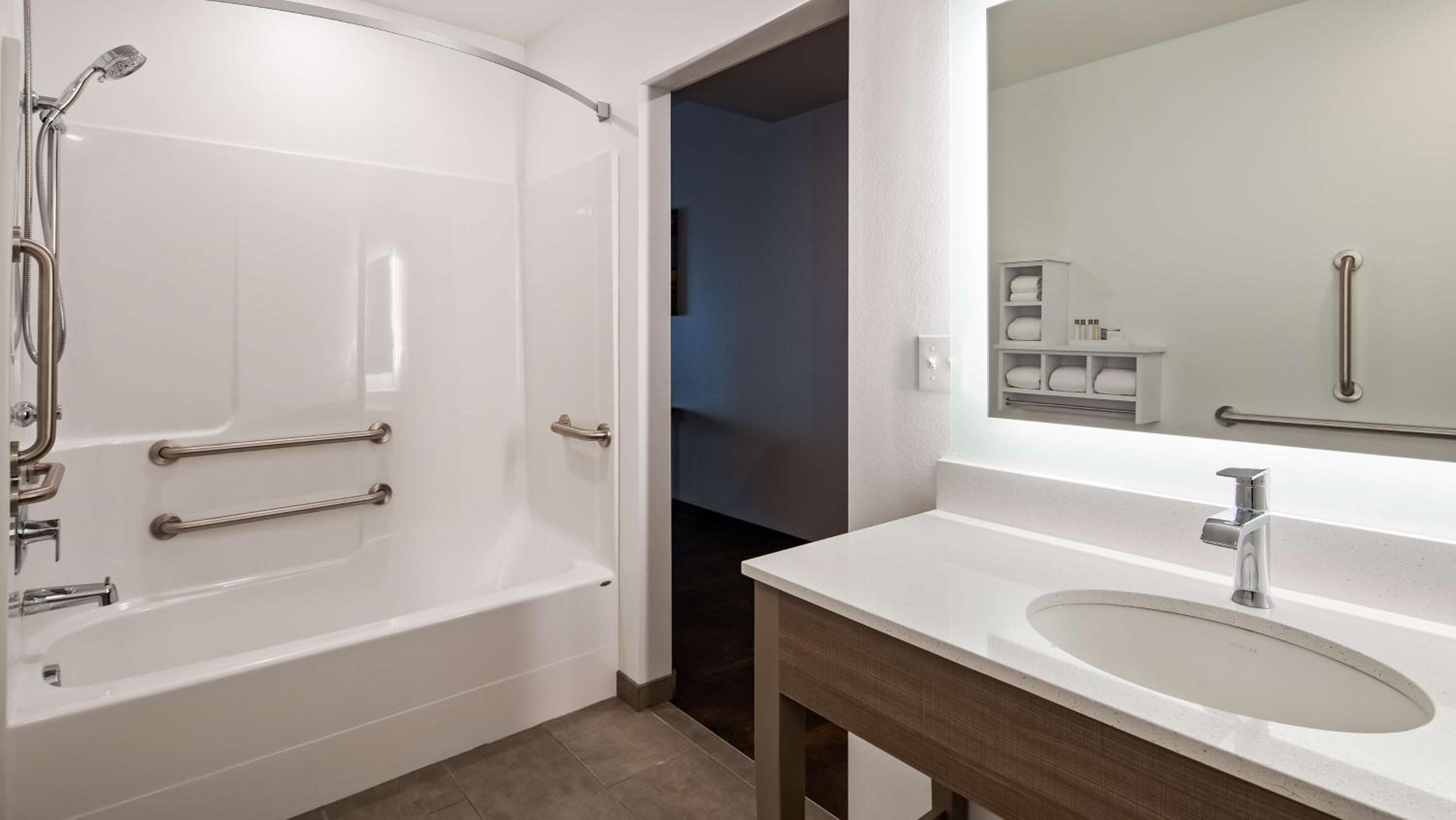 Queen Room with Two Queen Beds and Bath Tub - Disability Access - Photo 2