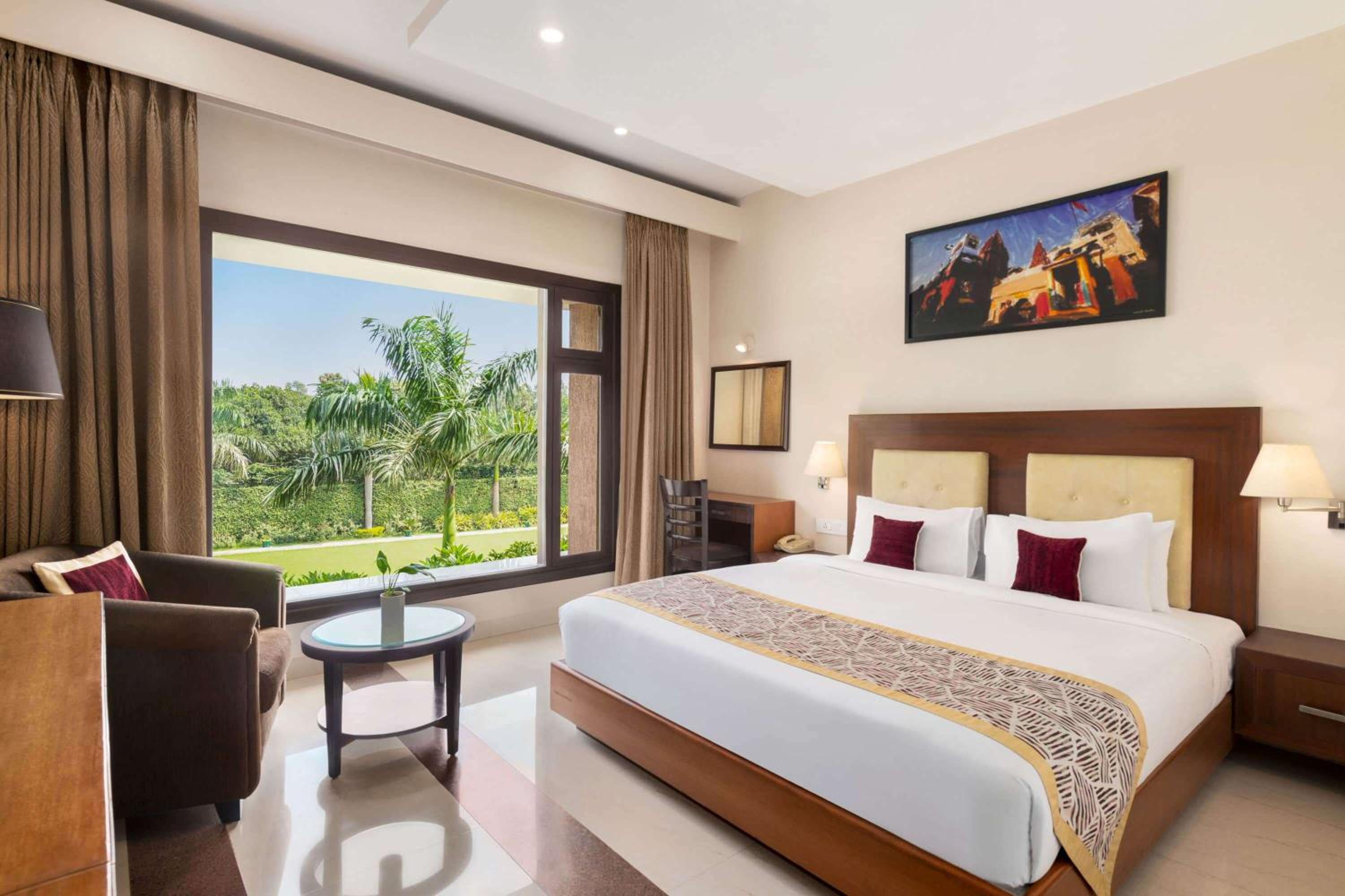 1 King Bed,Superior Room, Non-Smoking - Photo 1