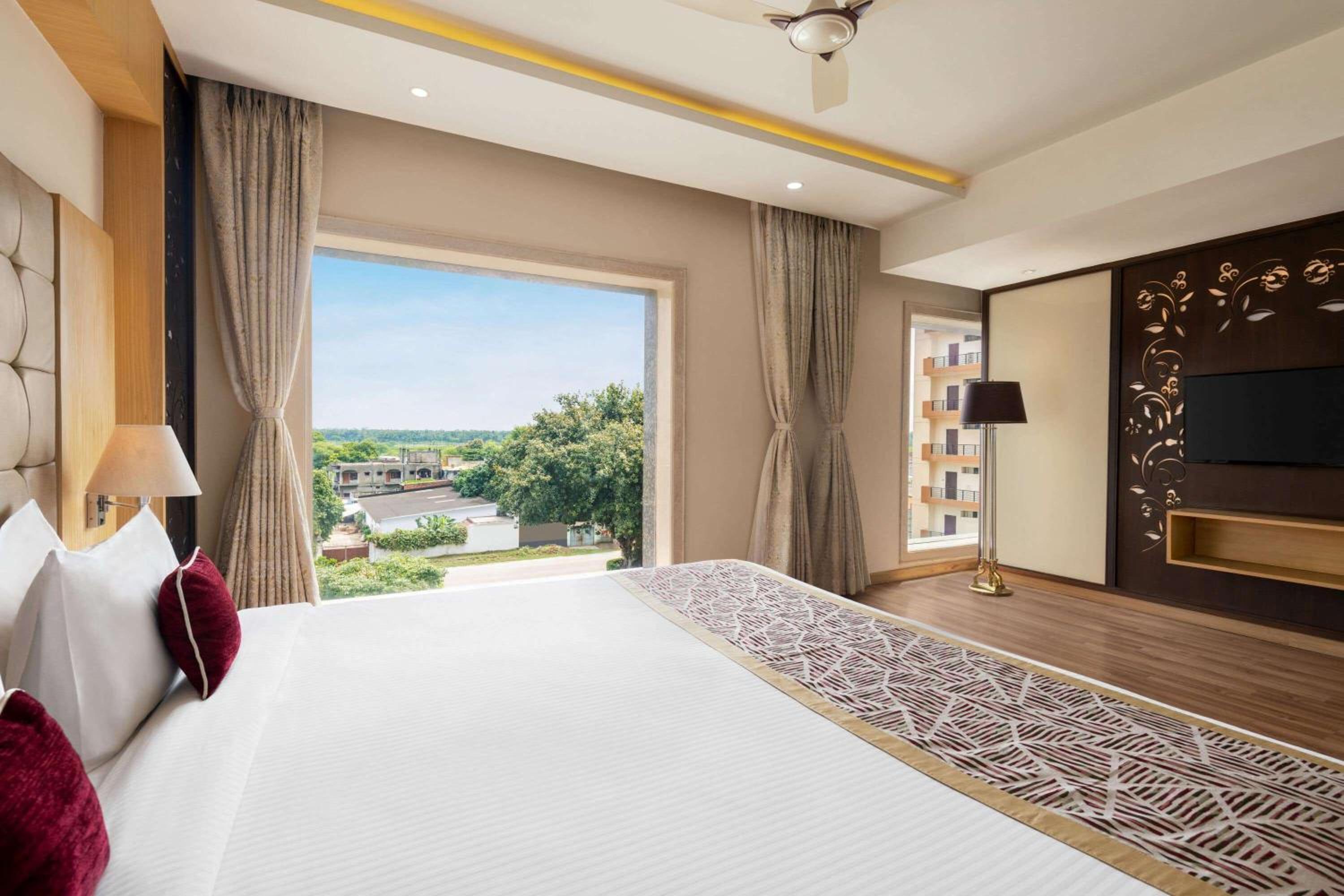 King Suite - Non-Smoking - Photo 6