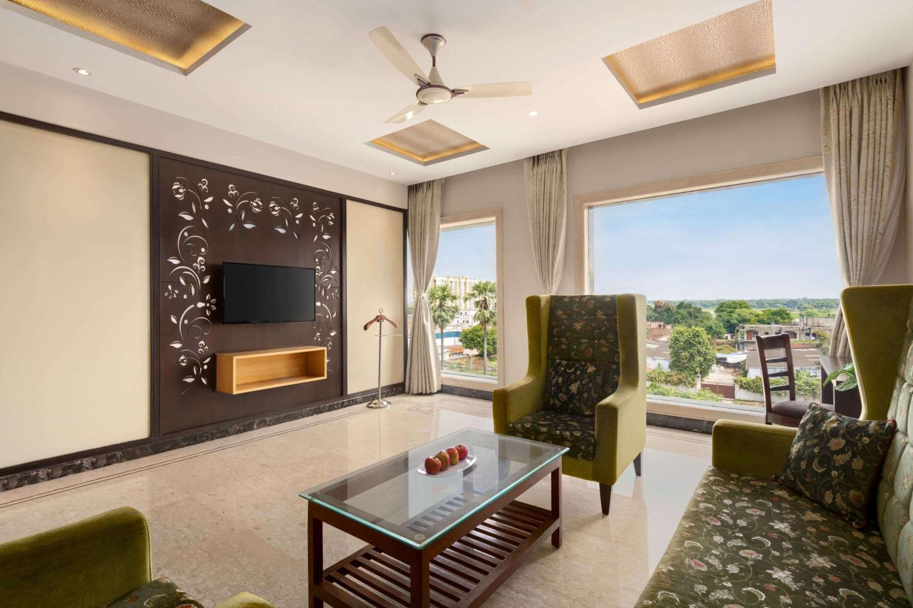 King Suite - Non-Smoking - Photo 5