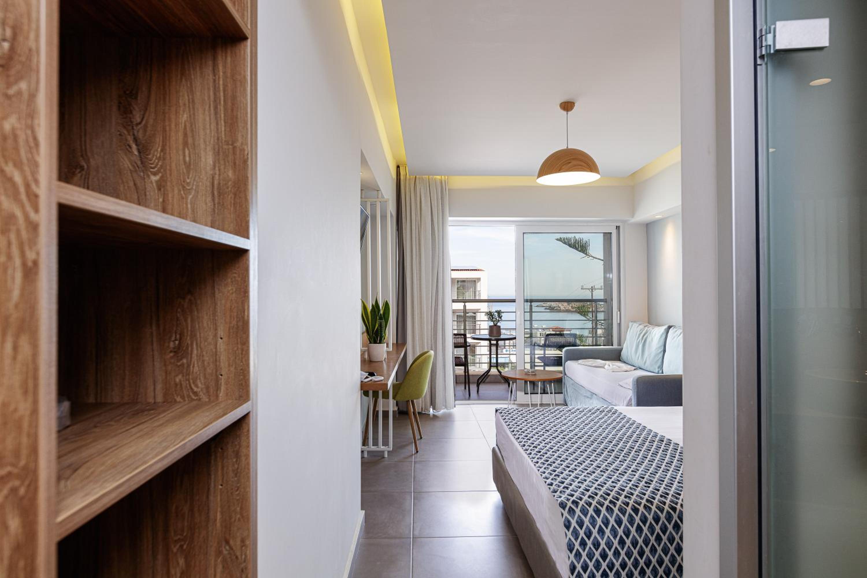 Superior Room with Sea View - Photo 9