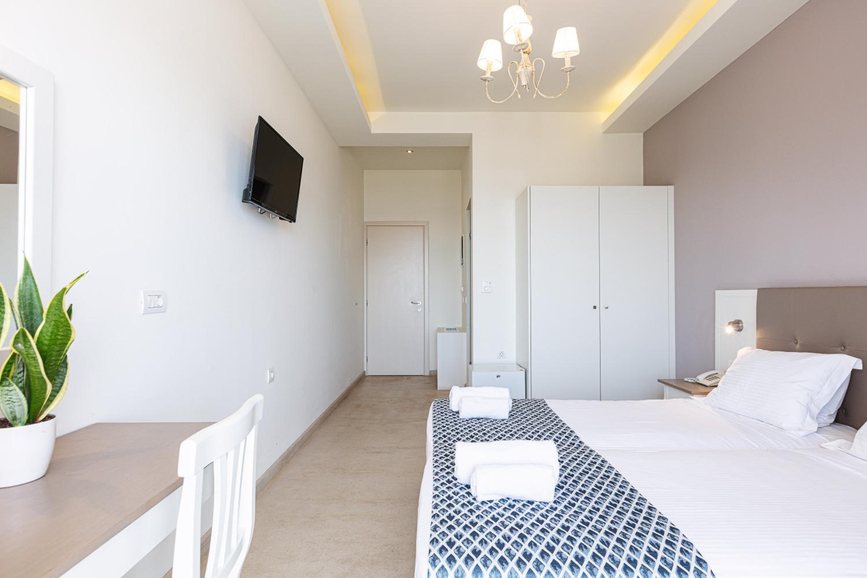 Superior Room with Sea View - Photo 13