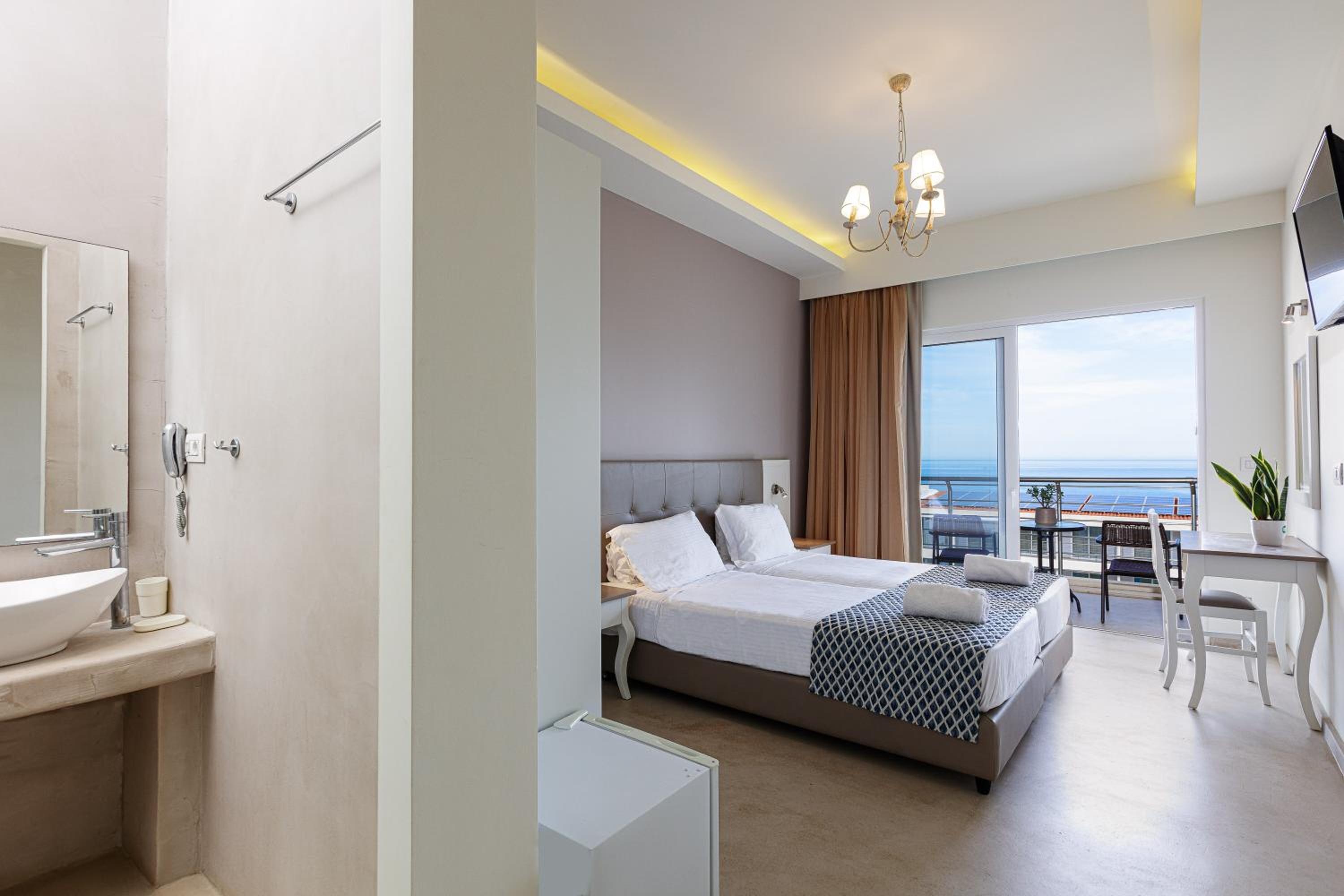 Superior Room with Sea View - Photo 2