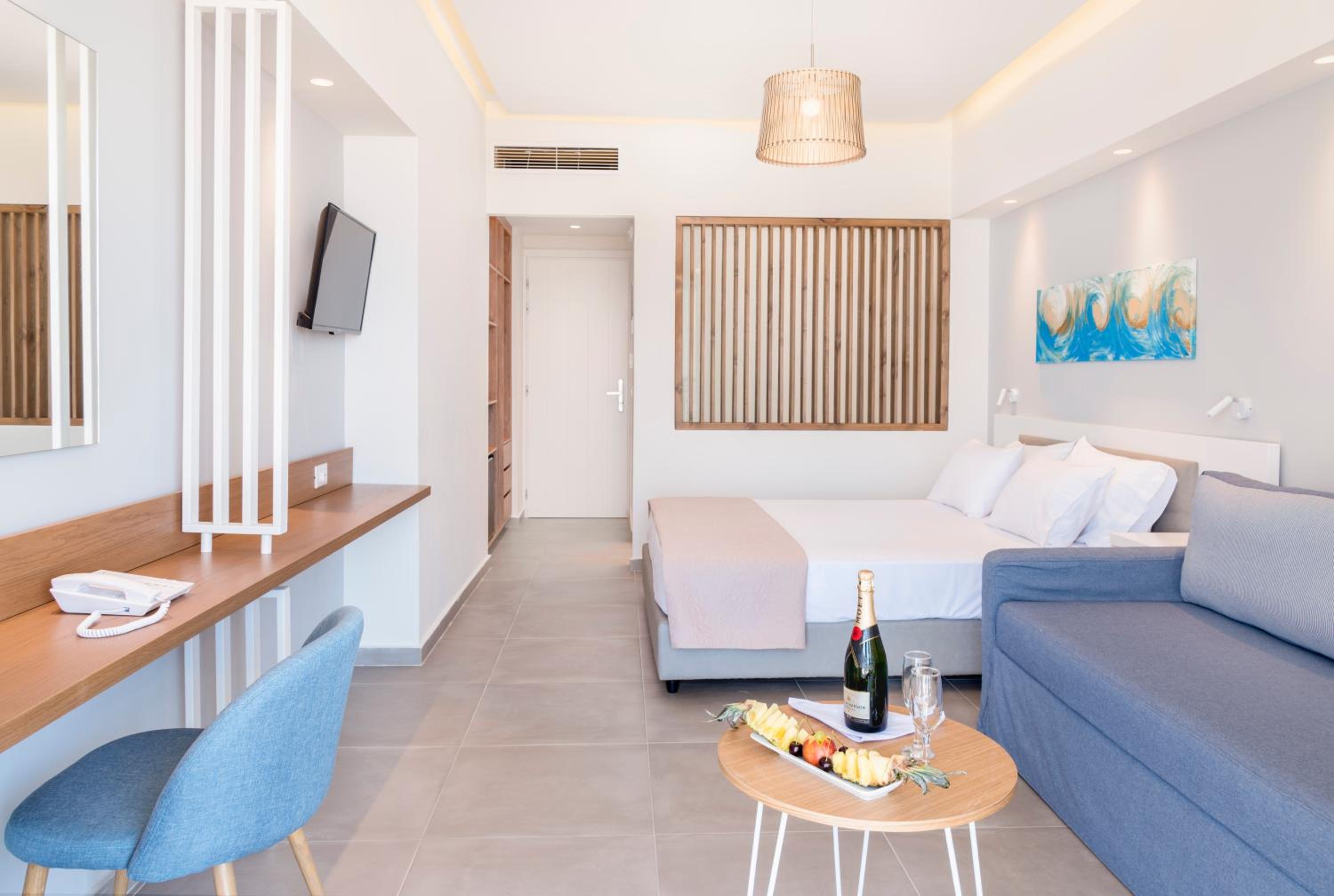 Superior Room with Sea View - Photo 4