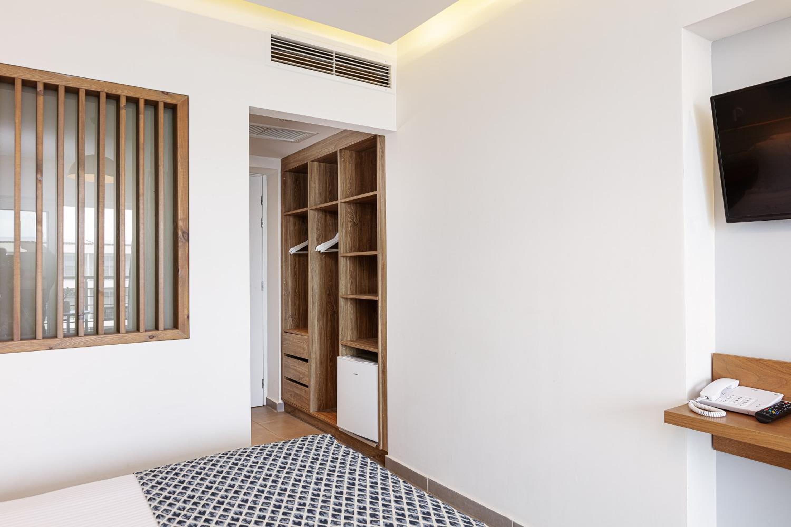 Superior Room with Sea View - Photo 8