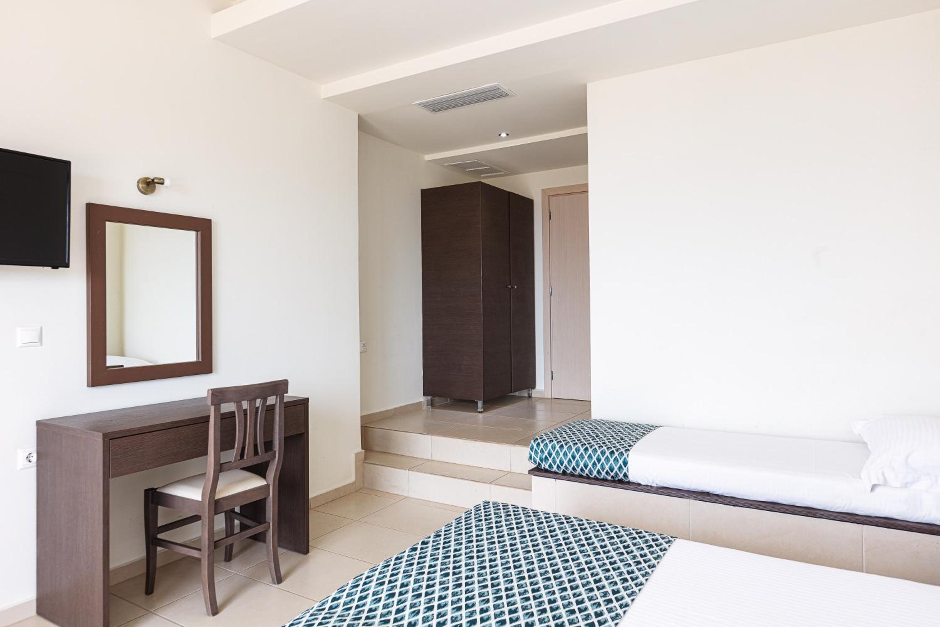 Superior Room with Sea View - Photo 17