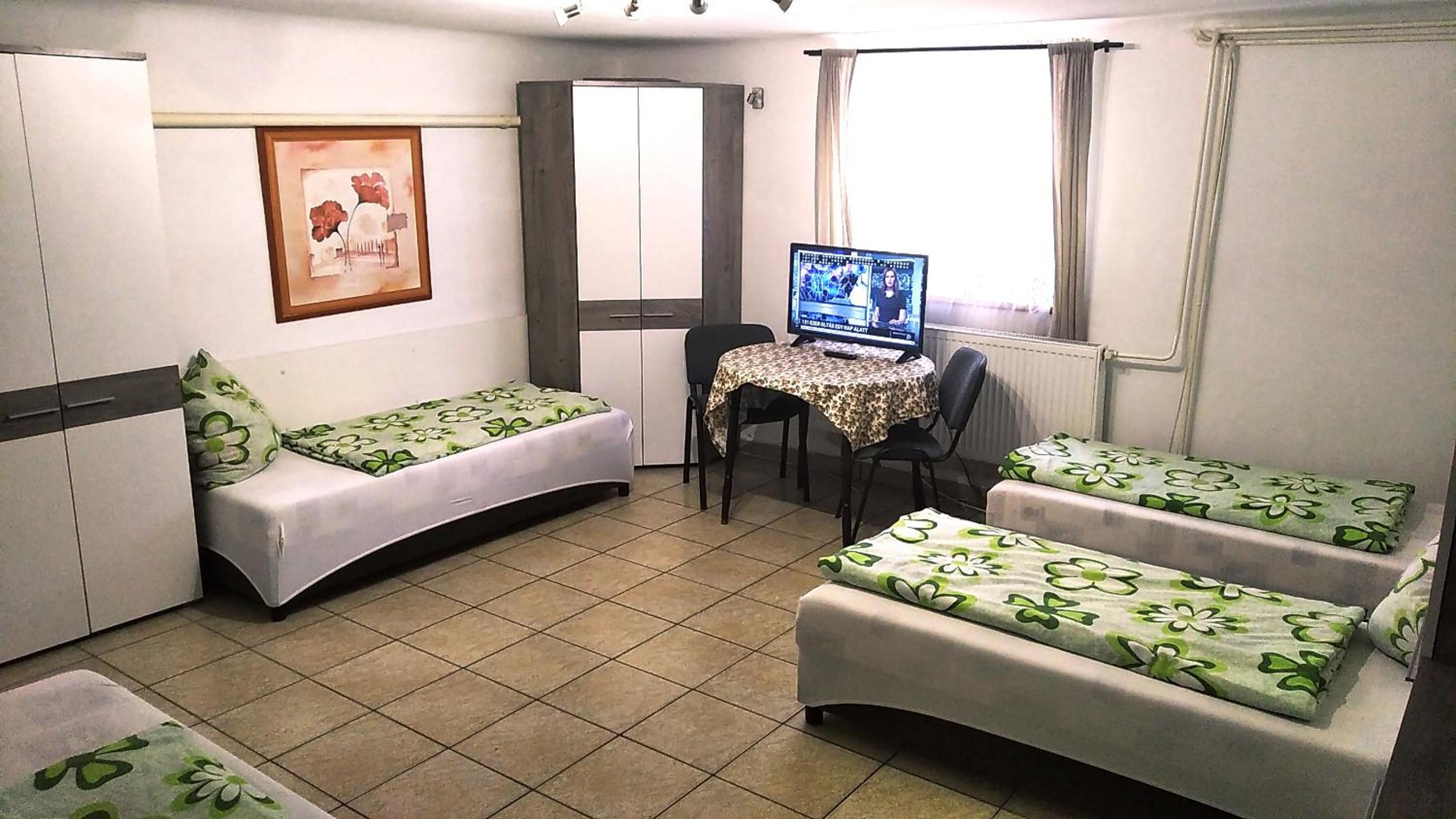 Quadruple Room with Shared Bathroom photo 2