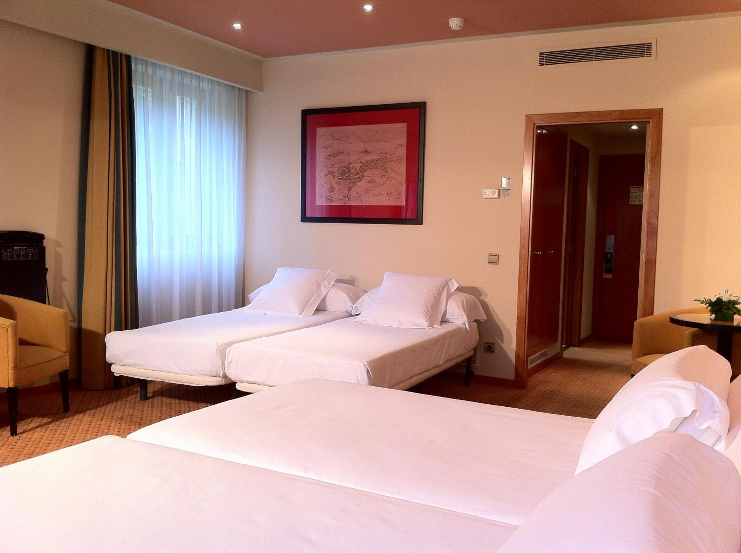 Family Room (2 Adults + 2 Children) - Photo 2