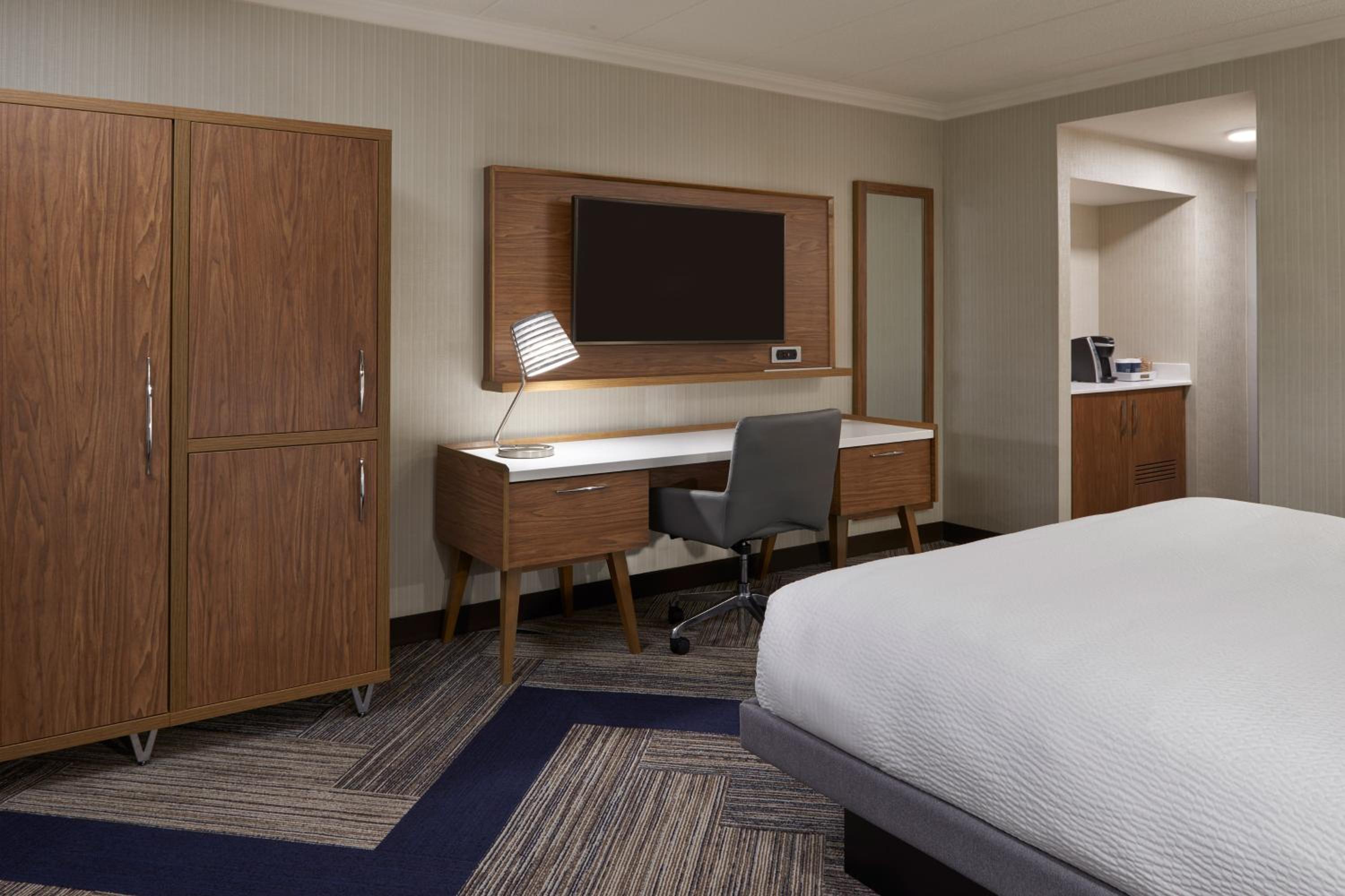 Guest room, 1 King, City view - Photo 2