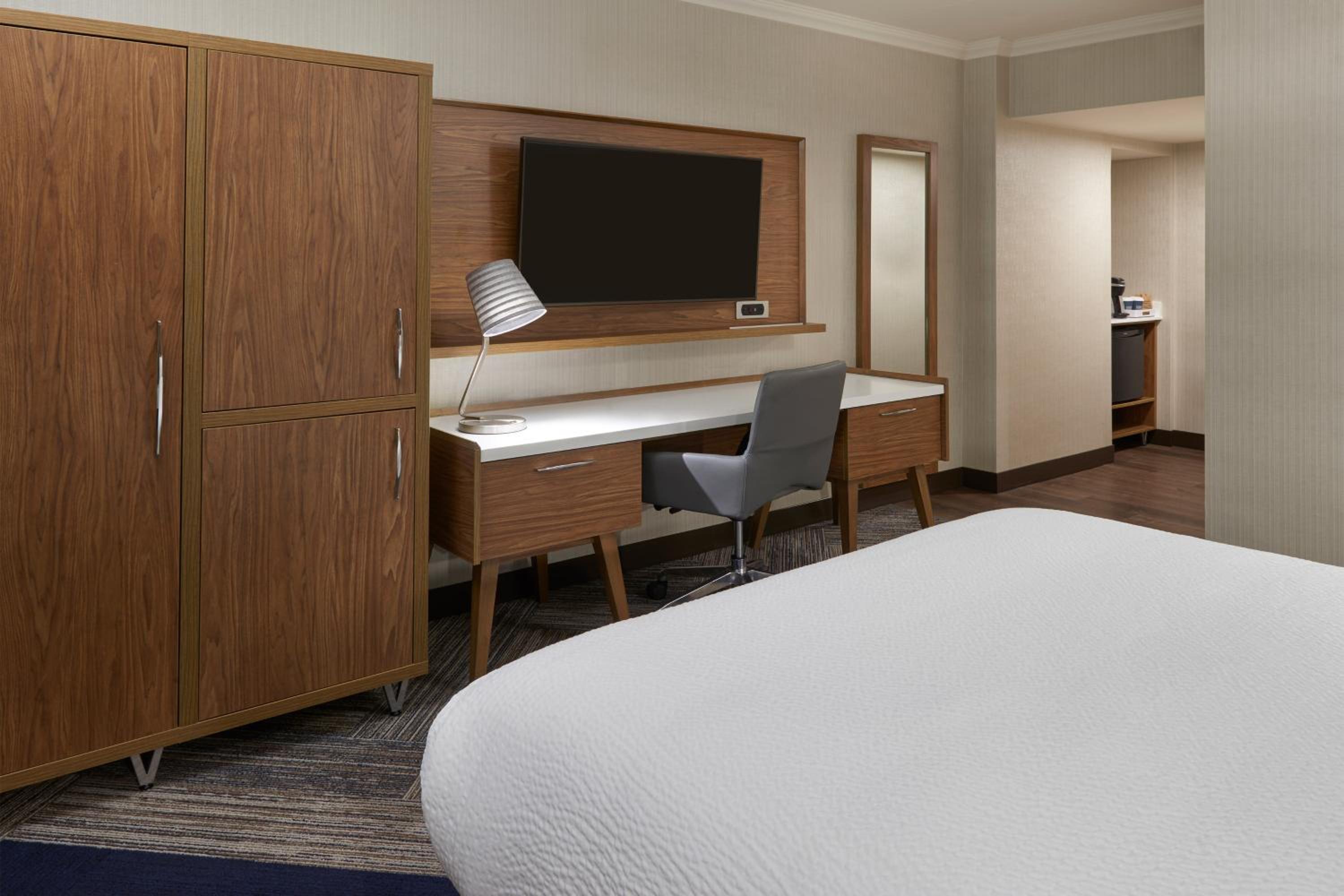 Guest room, 1 Queen, City view - Photo 1