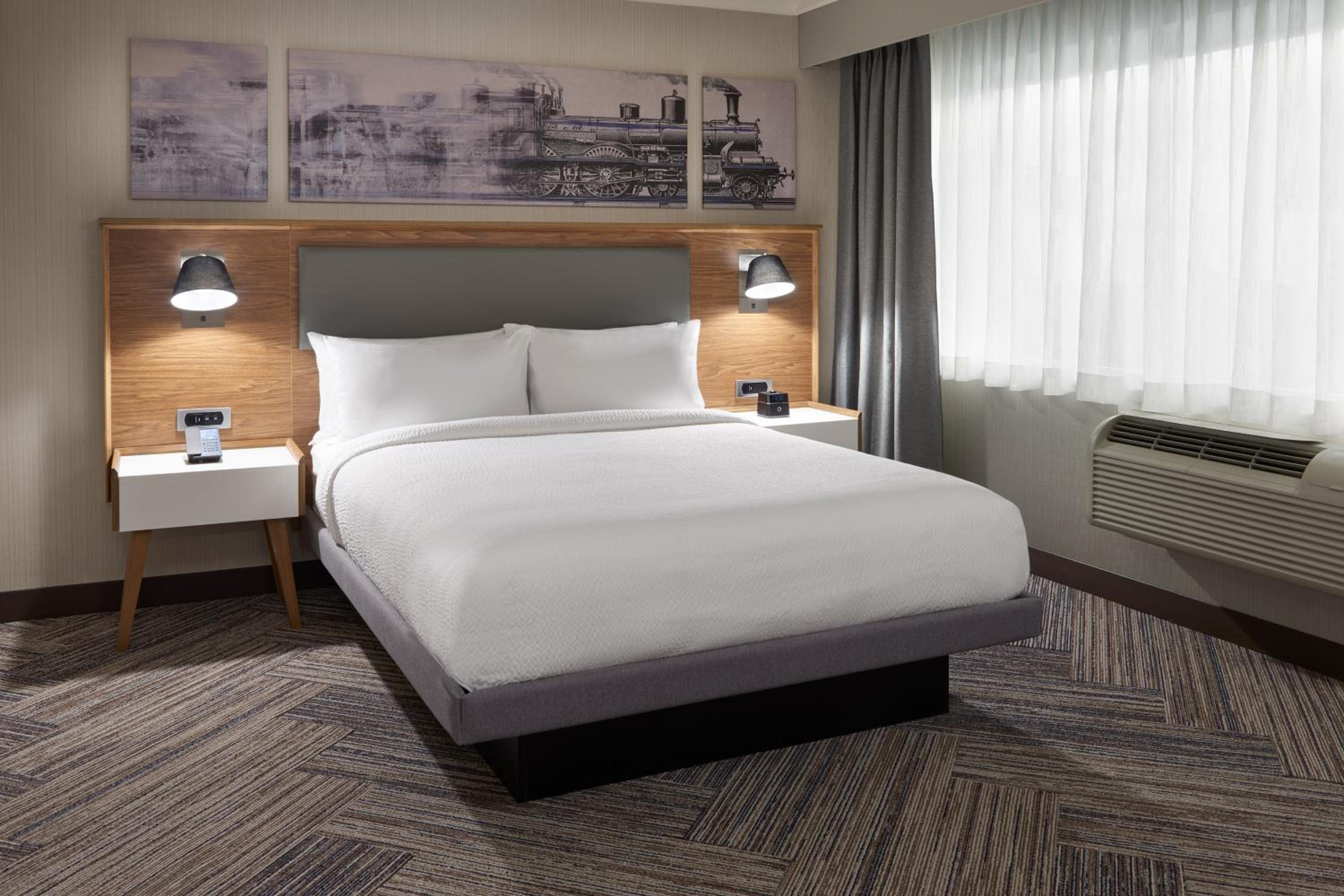 Guest room, 1 Queen, City view - Photo 7