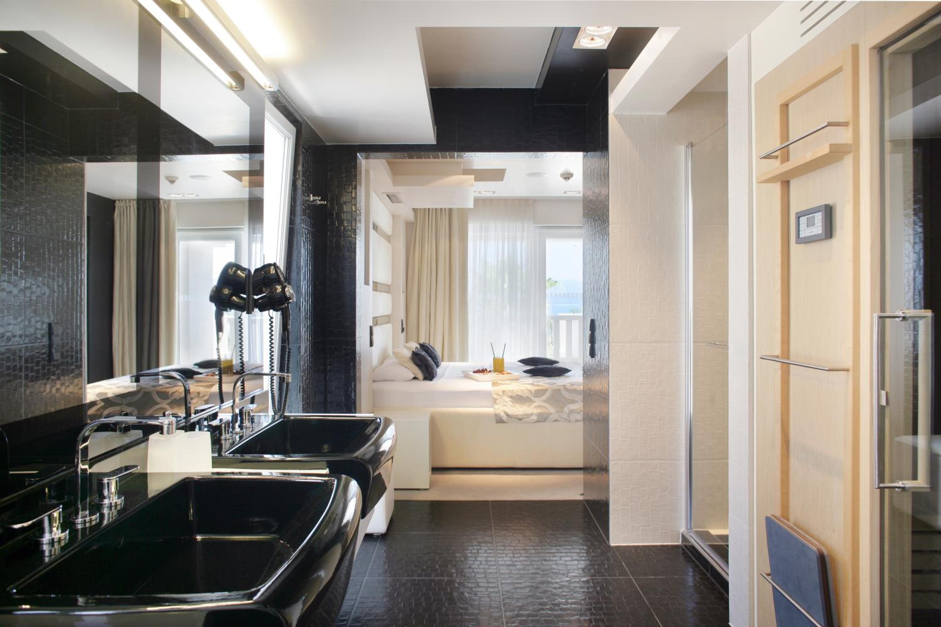 Premium Suite with Terrace, Sea View and king size bed photo 1