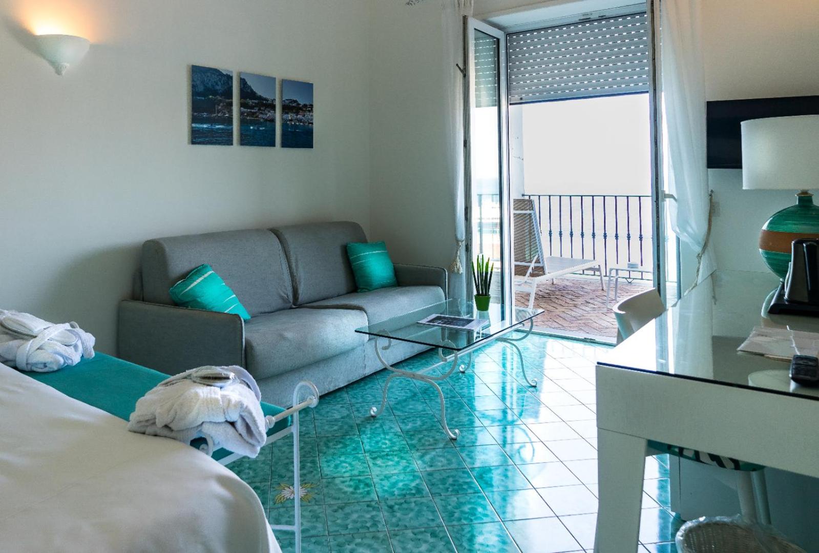 Deluxe Double Room with Sea View - Photo 13