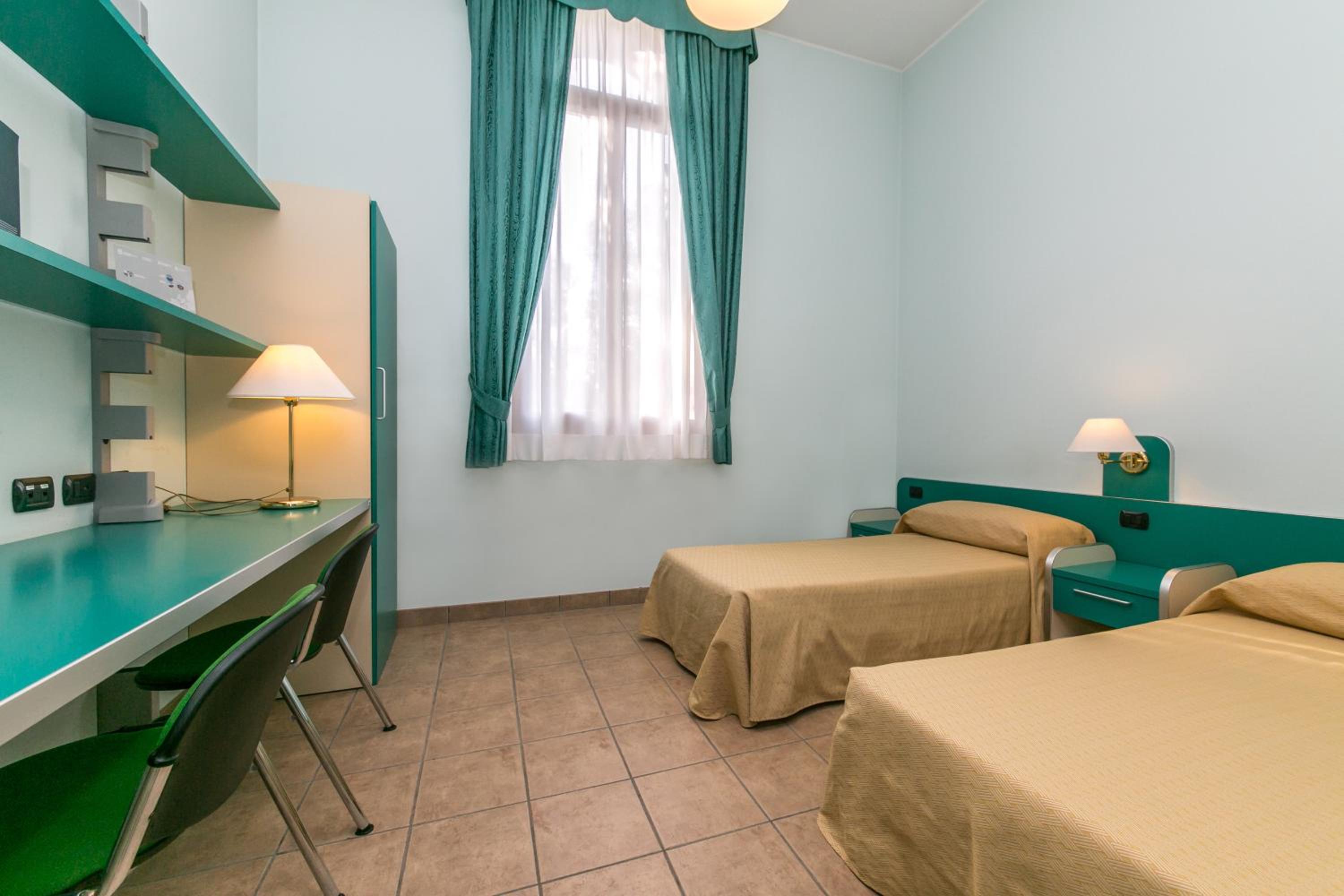 Economy Twin Room photo 3