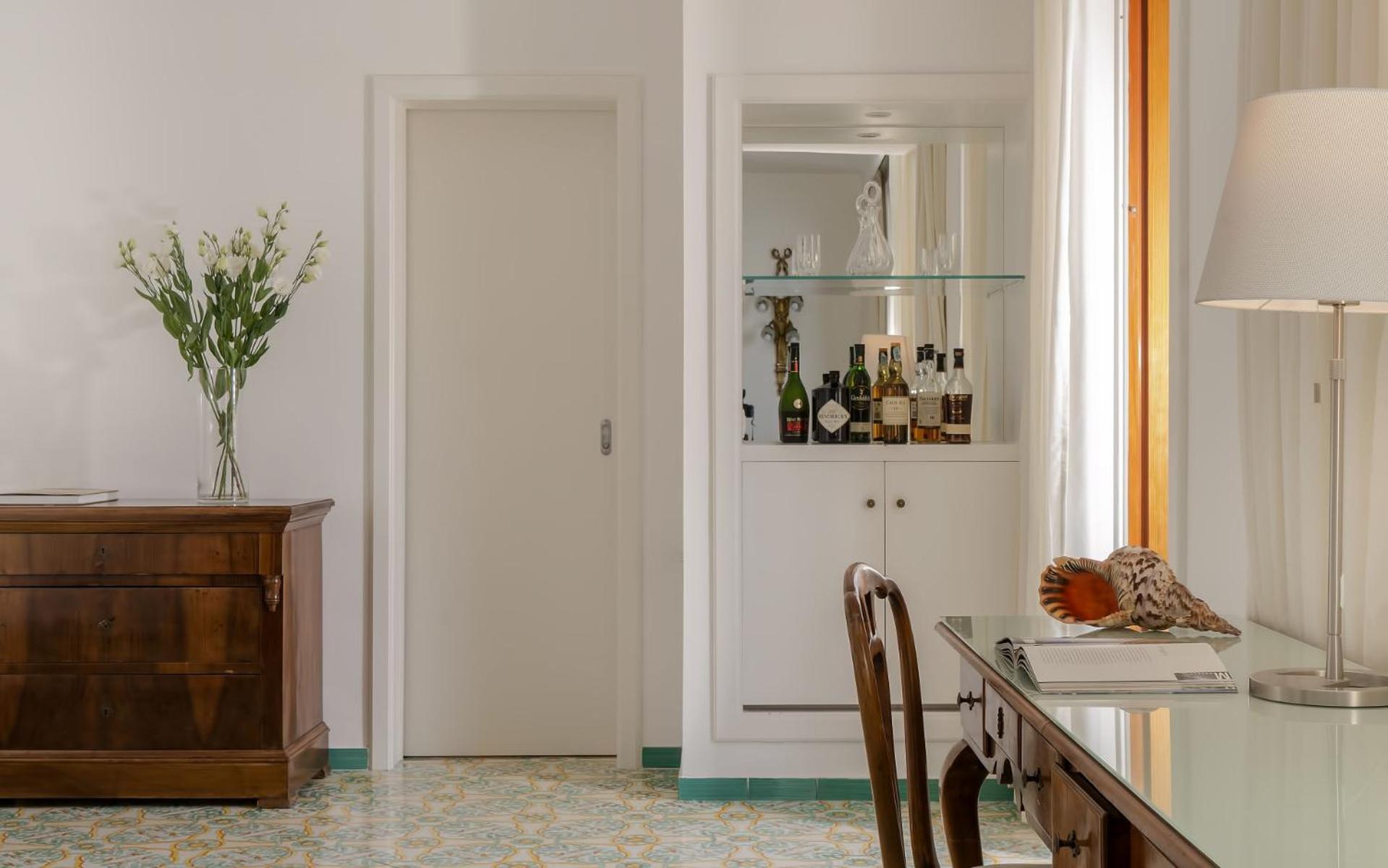 Deluxe Suite with Terrace and Sea View - Photo 11