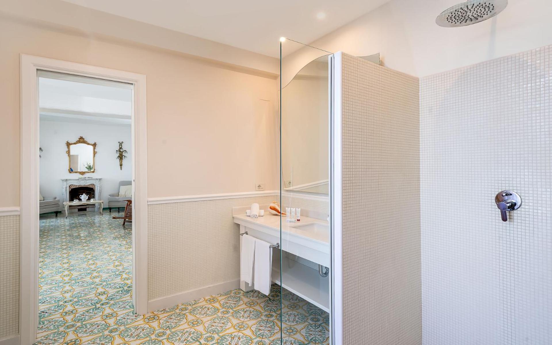 Deluxe Suite with Terrace and Sea View - Photo 2