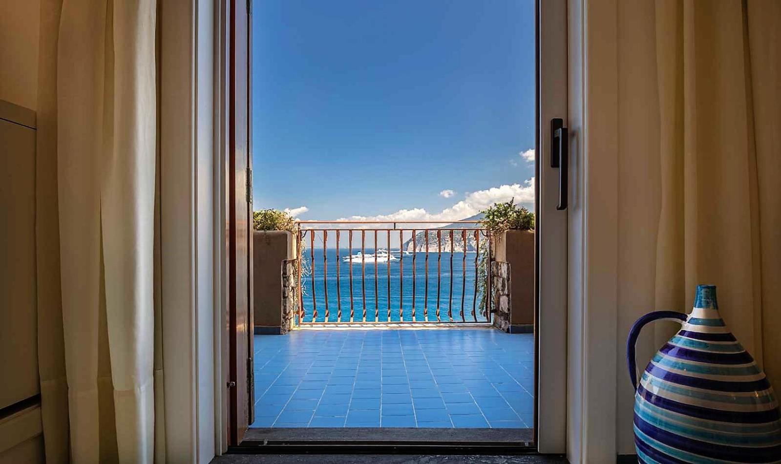 Deluxe Suite with Terrace and Sea View - Photo 3