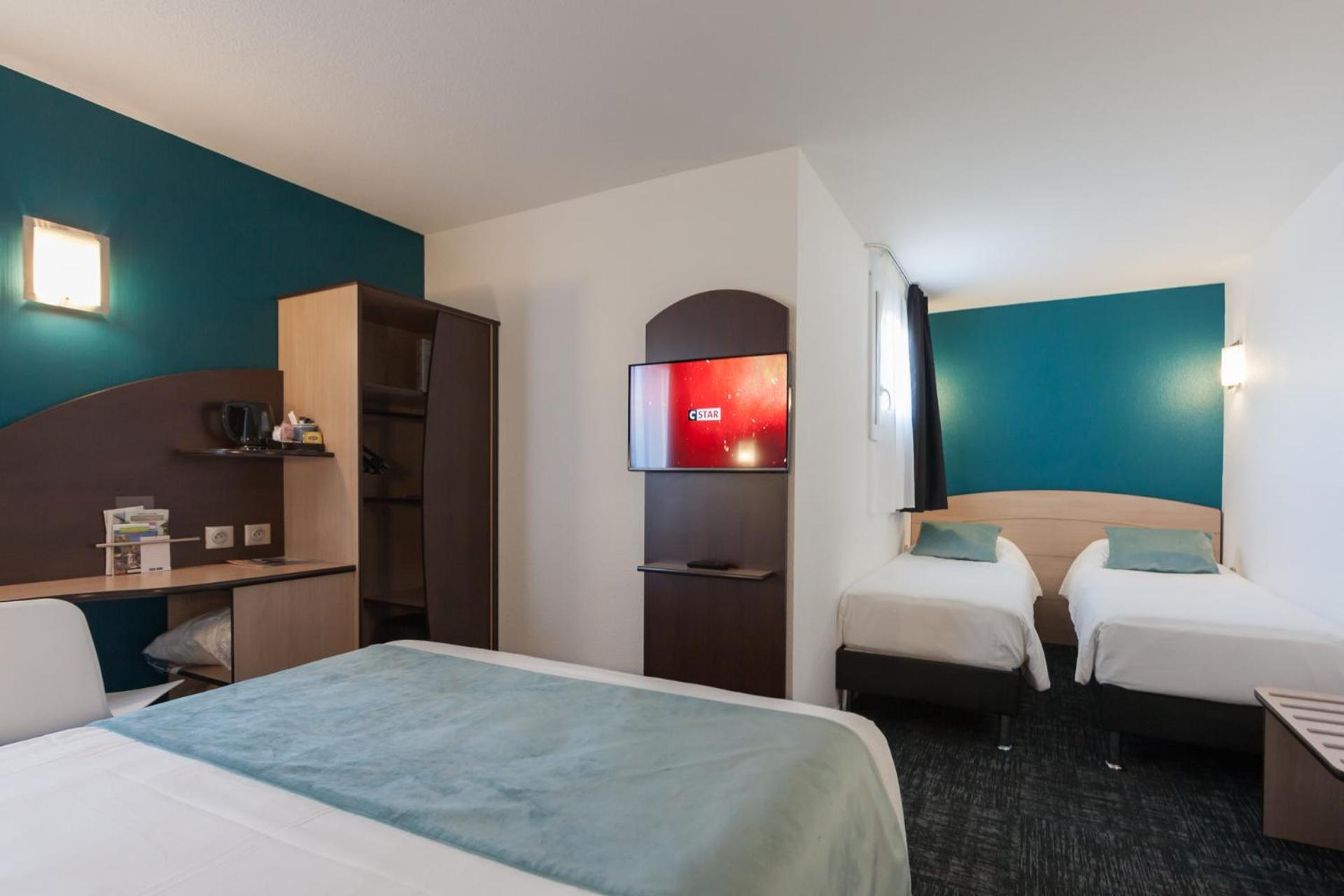 Quadruple Room with 1 Double Bed and 2 Single Beds - Photo 2