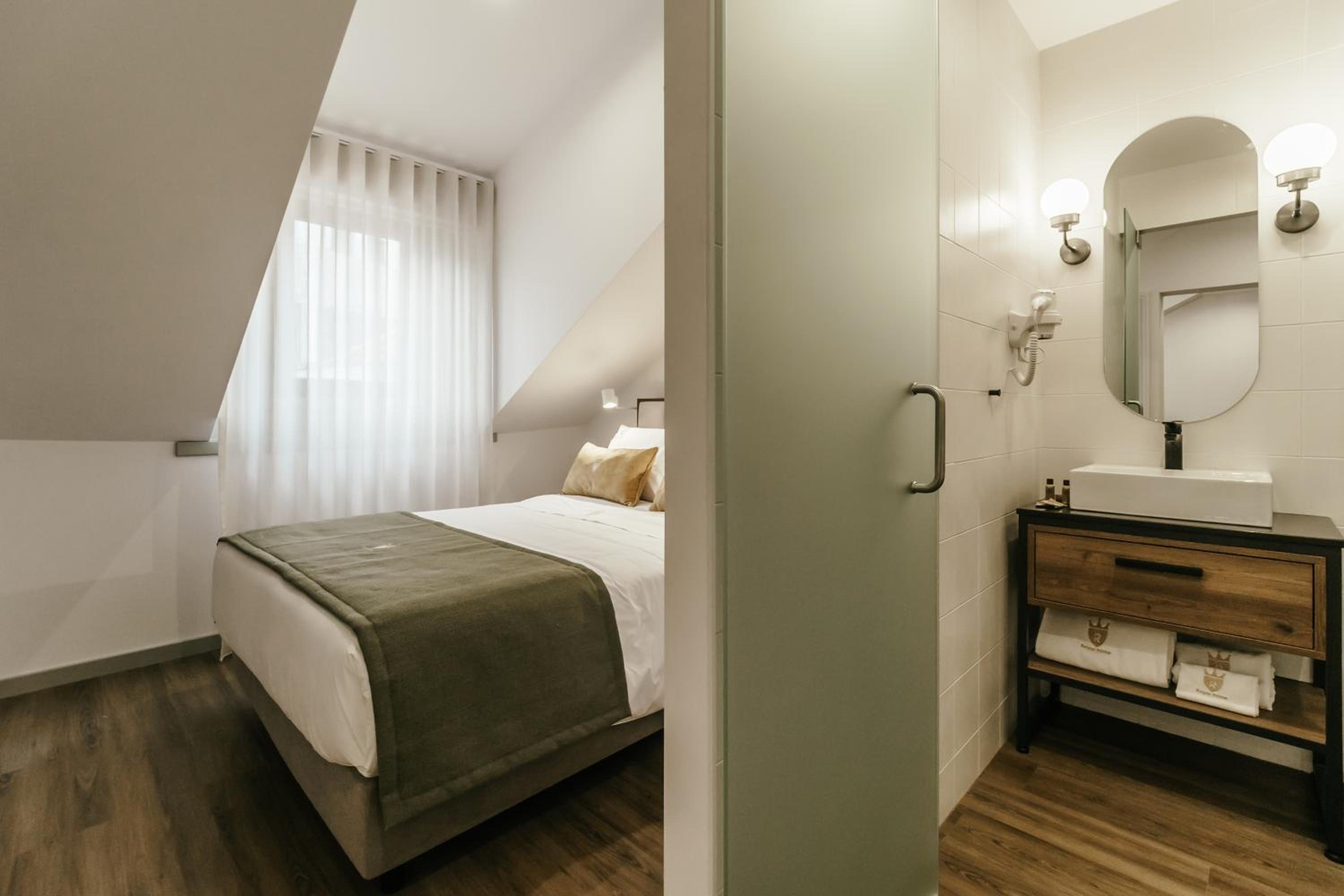 One-Bedroom Apartment - Photo 4